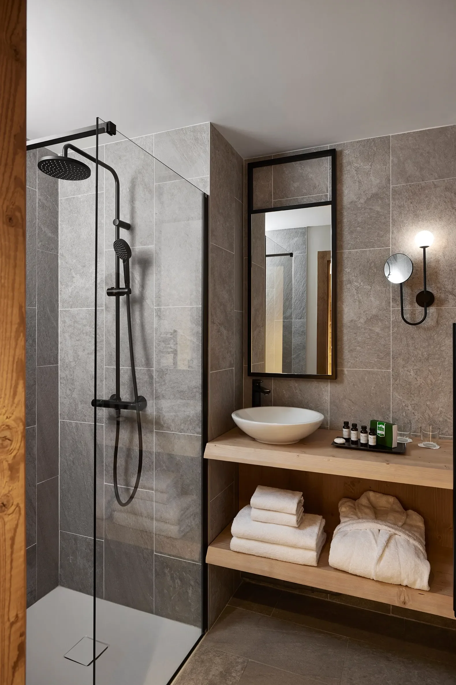 imgi_37_68d64340b970c01cd485e725_ALPV_JUNIOR-SUITE_SALLE-DE-BAIN.webp