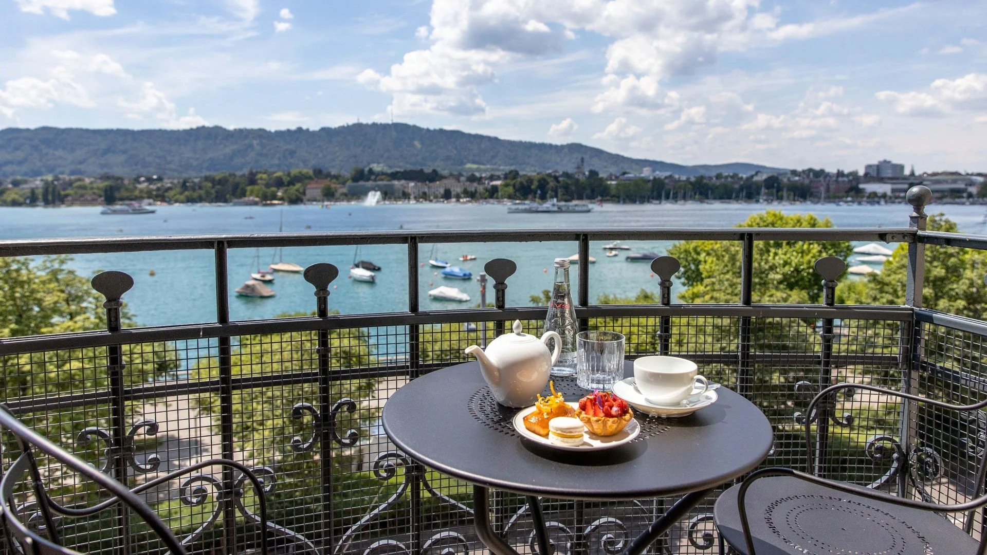 imgi_4_lrz_prestige_balcony_room_gallery_2-1920x1080.jpg