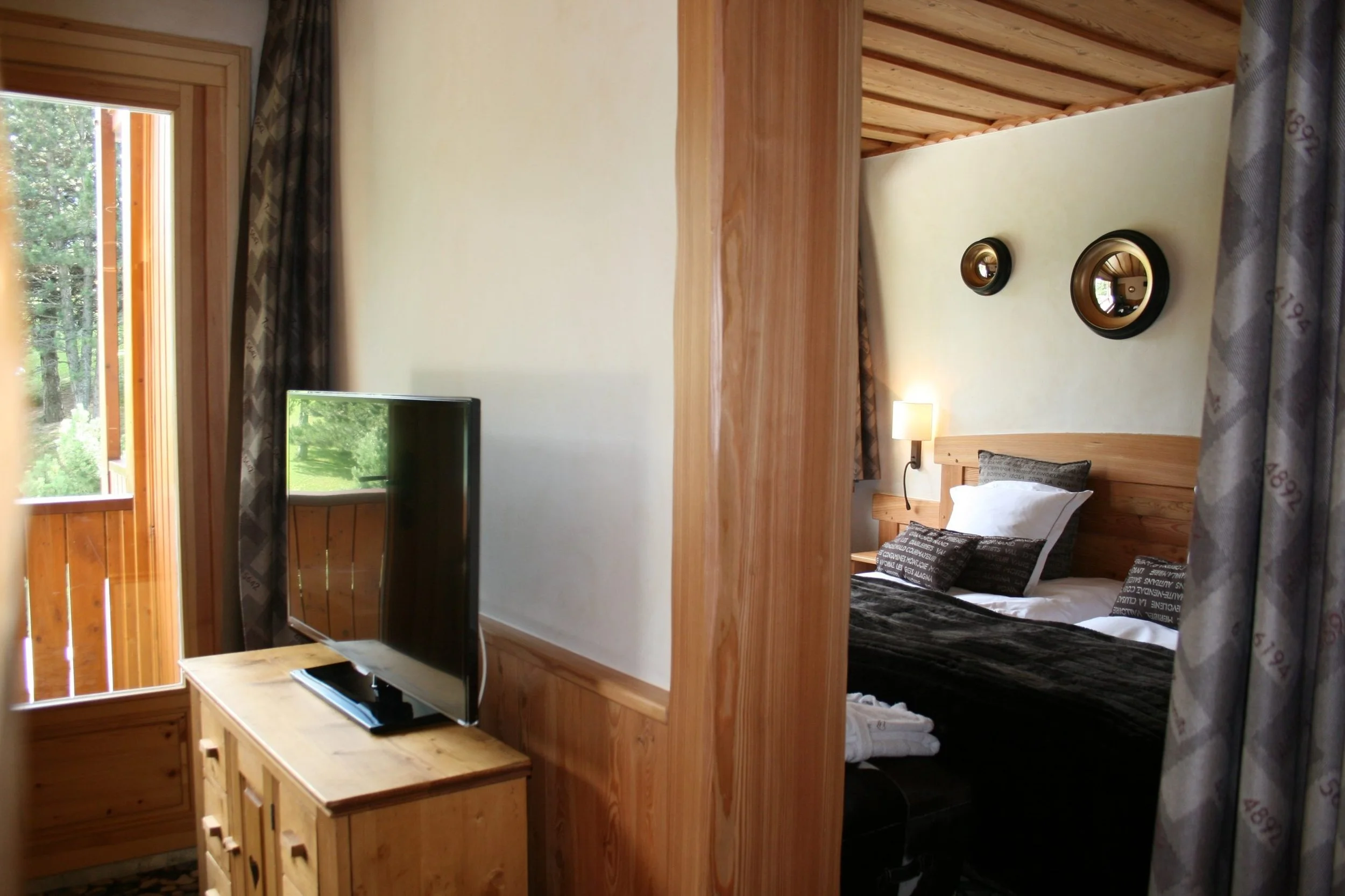 imgi_108_Suite-scaled.jpg