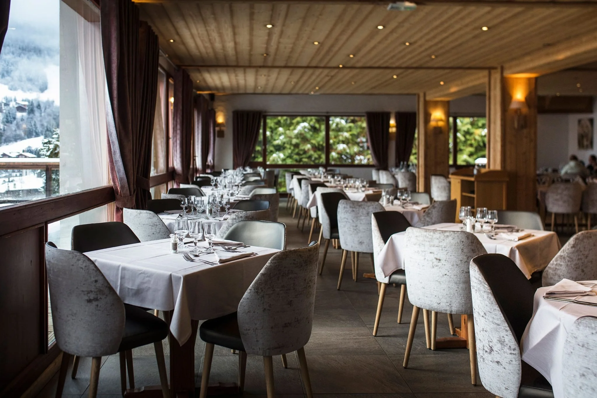 imgi_56_salle-restaurant-vue-village-hiver-ar-1-bd_matthieu-cellard-2048x1365.jpg