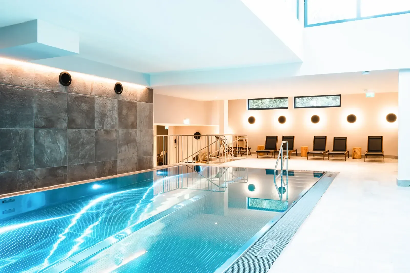 imgi_74_hen-kiz-egr-winter24-spa-schwimmbad-3-1600x1067.webp