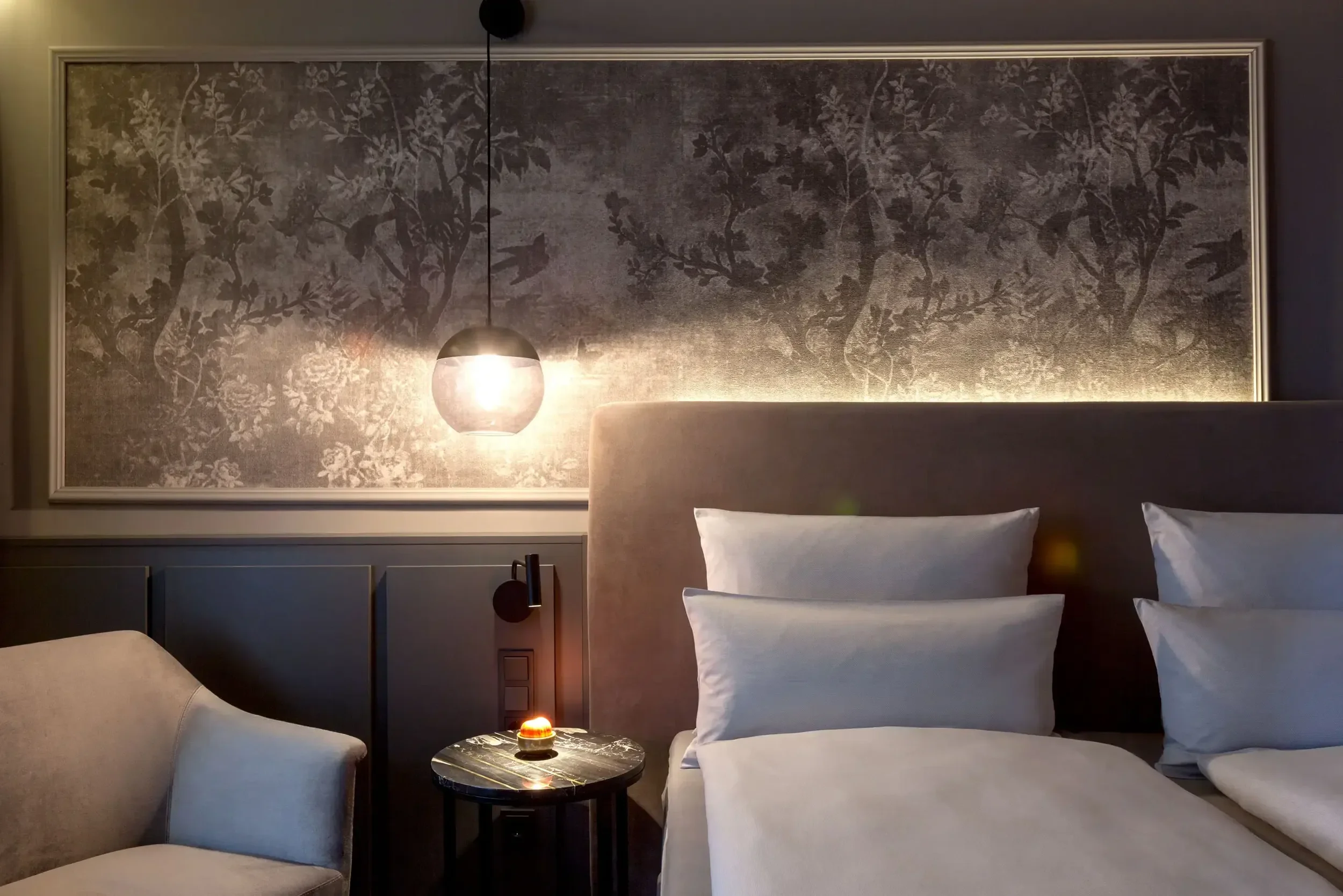 imgi_4_bett-lampe-sessel-tisch-kerze-3247.webp