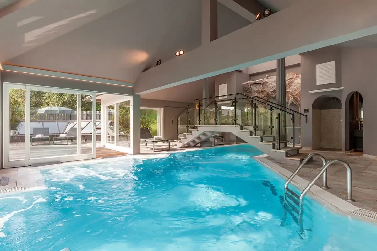 imgi_43_poolbereich-indoor-pool-2533.webp