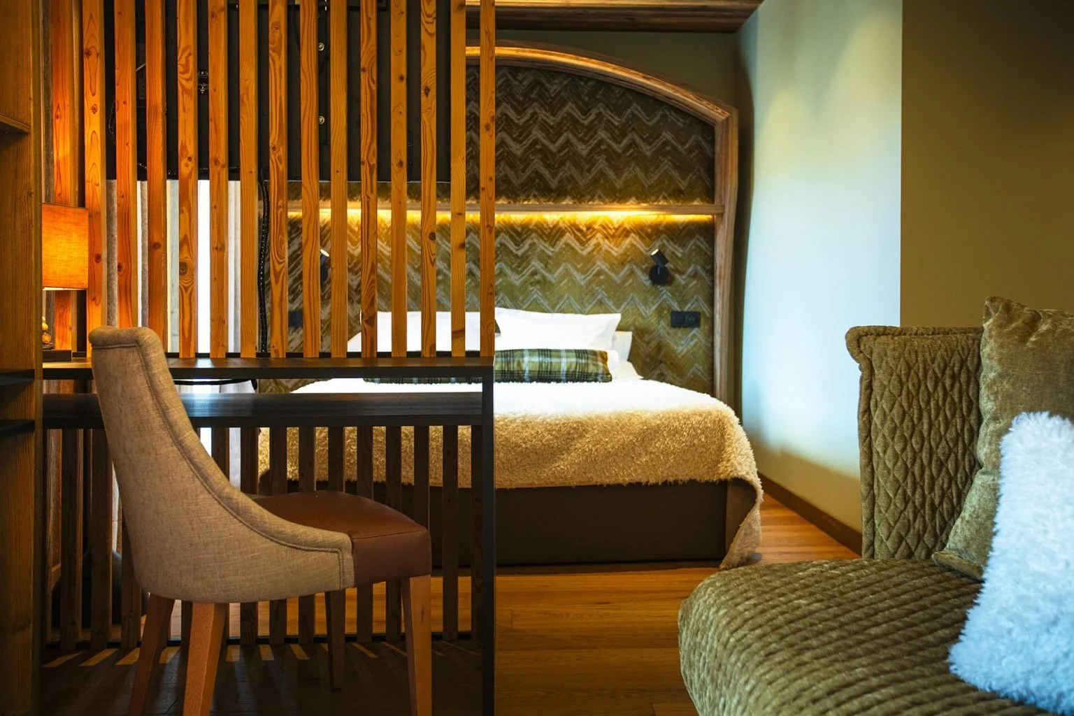 imgi_63_beauregard-suite-junior-privilege-chambre-vue-salon-2-bd_matthieu-cellard-1-1536x1024.jpg