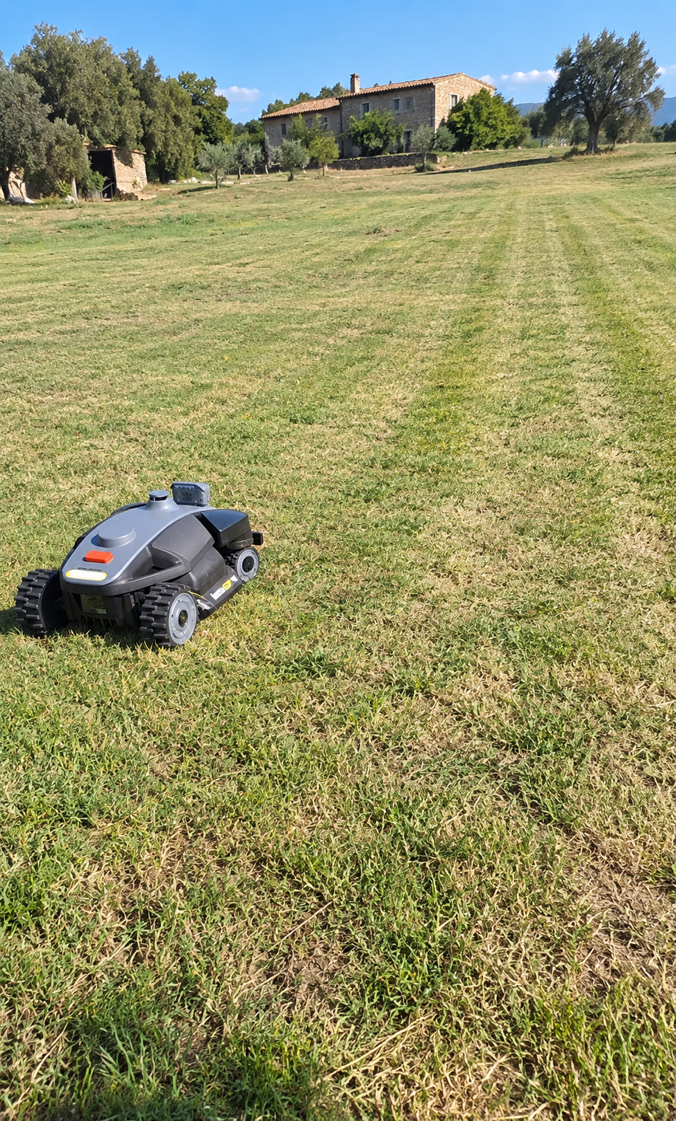 Prueba realizada por Mowex en una finca abierta donde un sistema LiDAR había tenido dificultades para orientarse por la falta de referencias. El sistema híbrido apoyado en RTK pudo trabajar y mantener un patrón de corte ordenado