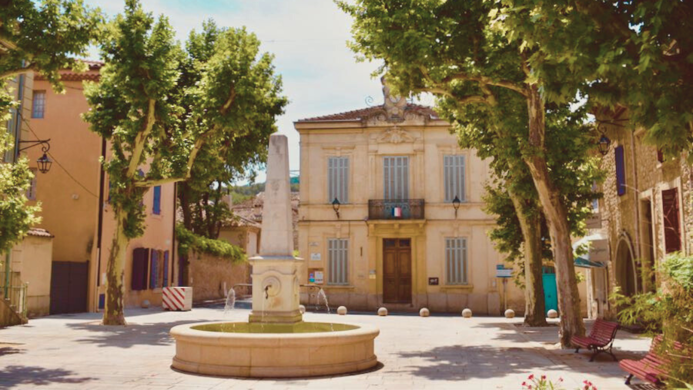 Vue de la place de réplublique - la roque d'anthéron