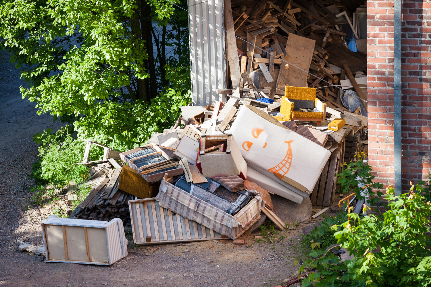 Why Local Junk Removal Services Matter More Than National Chains