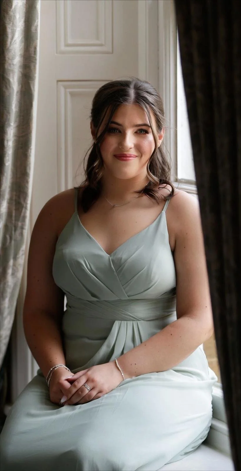 This bridesmaid sitting by a window looks simply stunning, with natural makeup.