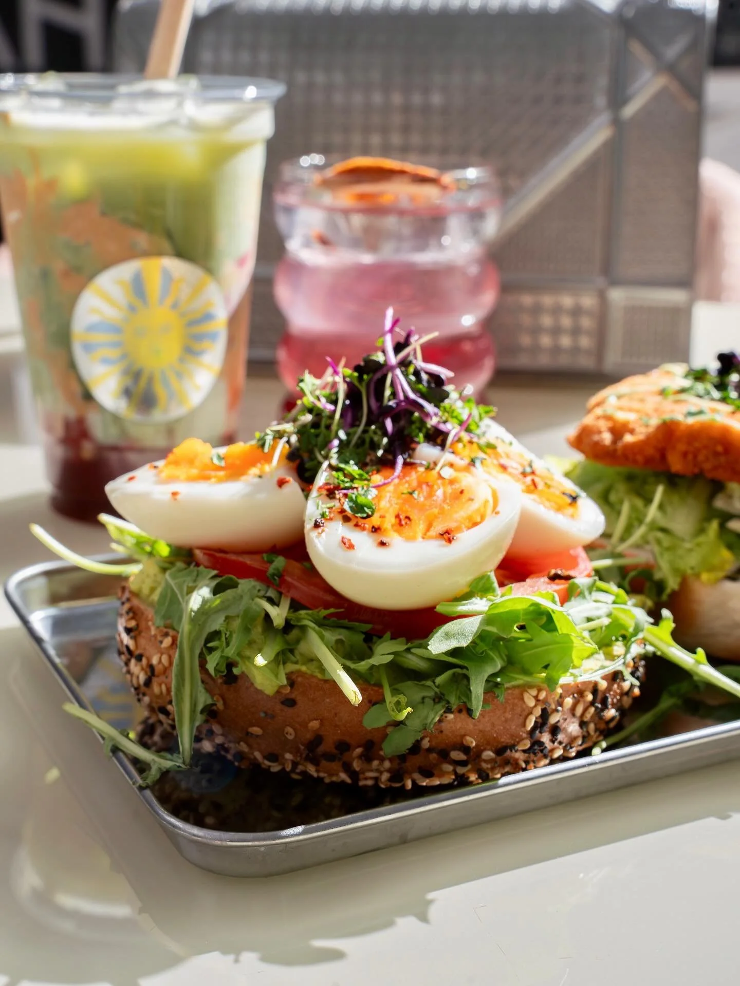 PB&amp;J Matcha meets the Sunrise Stack &mdash; it&rsquo;s a whole Saturday mood 🌅💛
&bull;
&bull;
#charlyandbenbagels #pbjmatcha #matchalove #saturdaysunshine #weekendvibes #frankfurtcafe #newyorkstylebagels #saturdaymood #matchamoment #sunrisedeck