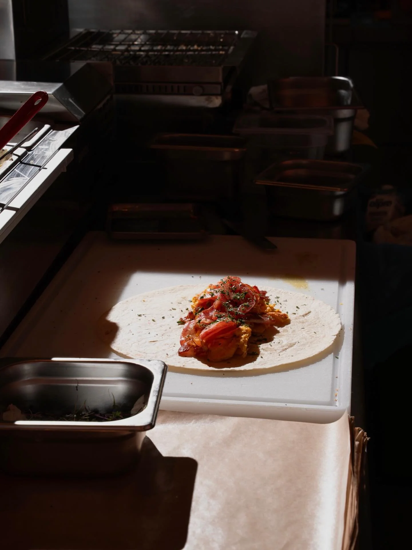 In case you ever wondered &mdash; this is how we wrap.
Fresh, tight, finished in morning light. Ben&rsquo;s Early Bird. 🌅🌇
&bull;
&bull;
#BensEarlyBird #CharlyAndBen #EarlyBirdWrap #BreakfastWrap #WrapLife #MadeByHand #FreshlyWrapped #FoodInTheMaki