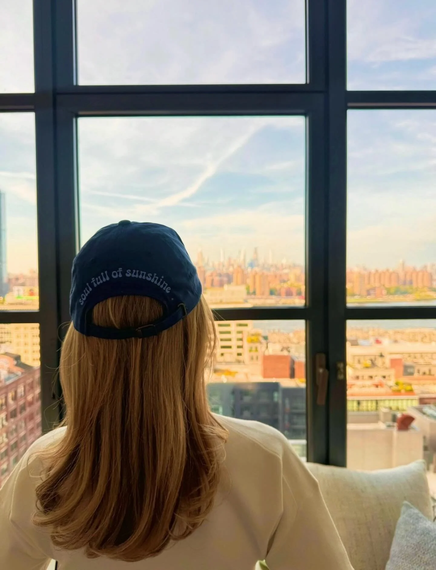 A soul full of sunshine in a city full of stories. ✨🗽
&bull;
&bull;
#charlyandben #nycvibes #cityenergy #soulofsunshine #frankfurtmeetsny