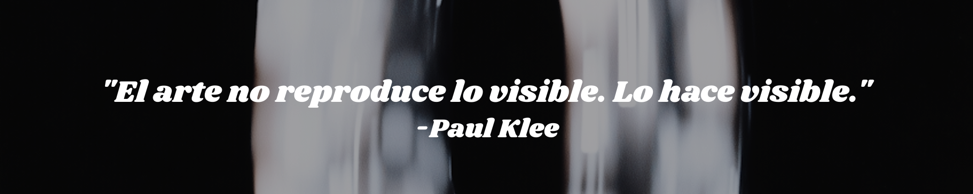 Una cita de Paul Klee en letras blancas sobre un fondo oscuro que dice: "El arte no reproduce lo visible. Lo hace visible".