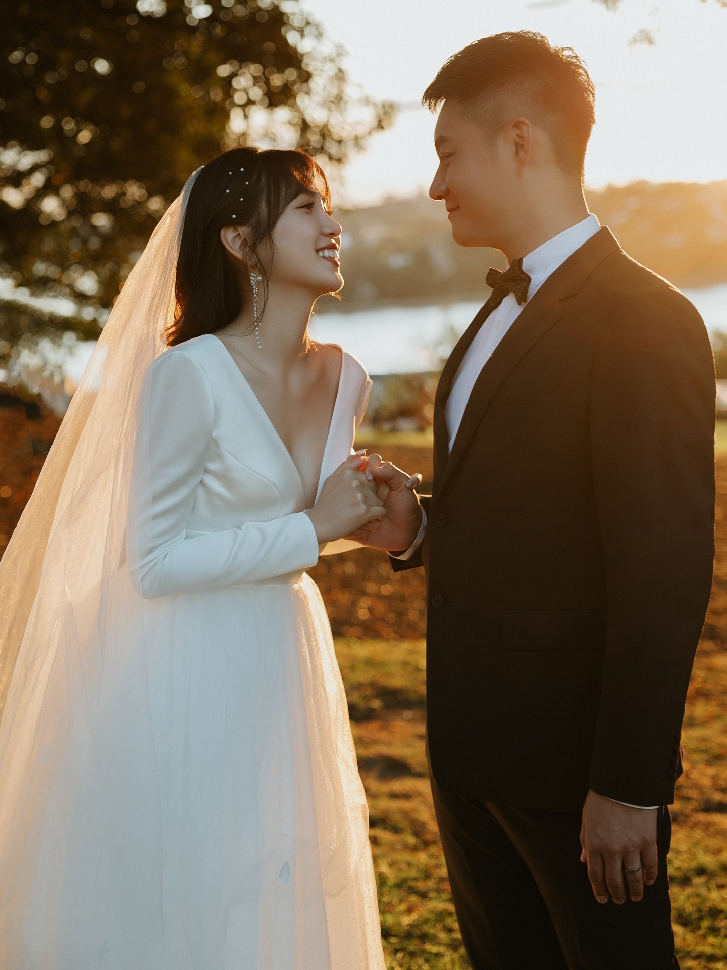 Golden hour love at Sydney Observatory Hill ✨ Capturing timeless moments for beautiful souls.
.
.
.
.
.
.
#SydneyWeddingPhotographer #SydneyPreWedding #ObservatoryHill #SydneyHarbourBridge #SydneyWedding #SydneyPreWeddingPhotographer #SydneyWeddingIn
