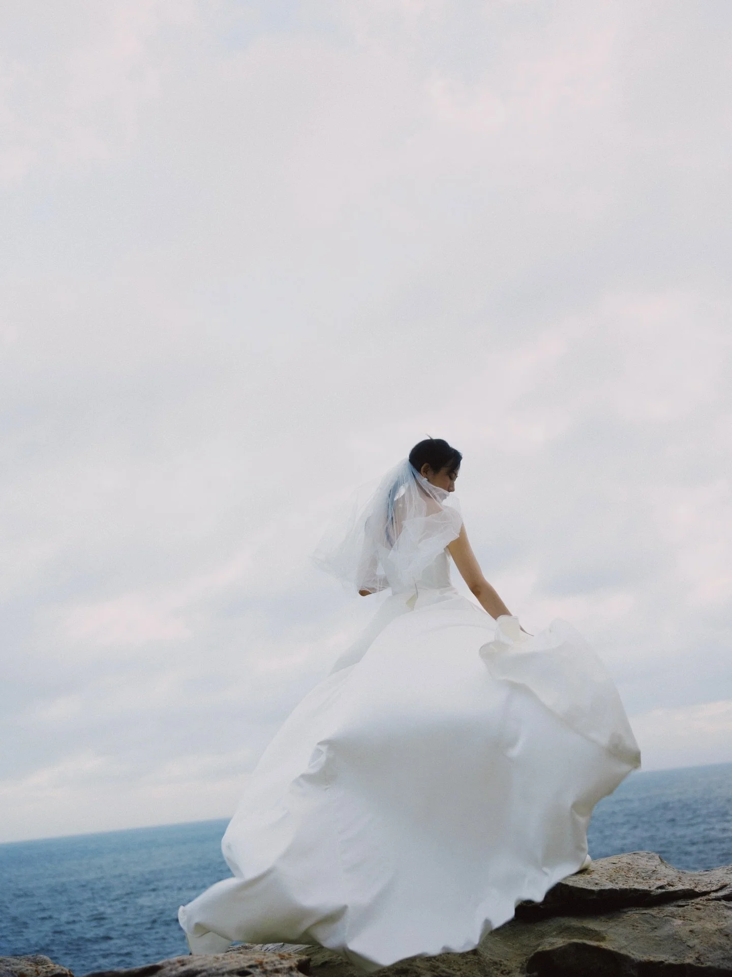 When the sea breeze kisses the wedding dress, every frame becomes a poem. Captured at the iconic coastal cliffs of Sydney.
.
.
.
#twoinoneprewedding 
#engagement #悉尼婚纱摄影 #sydneywedding #sydneyweddingphotographer
