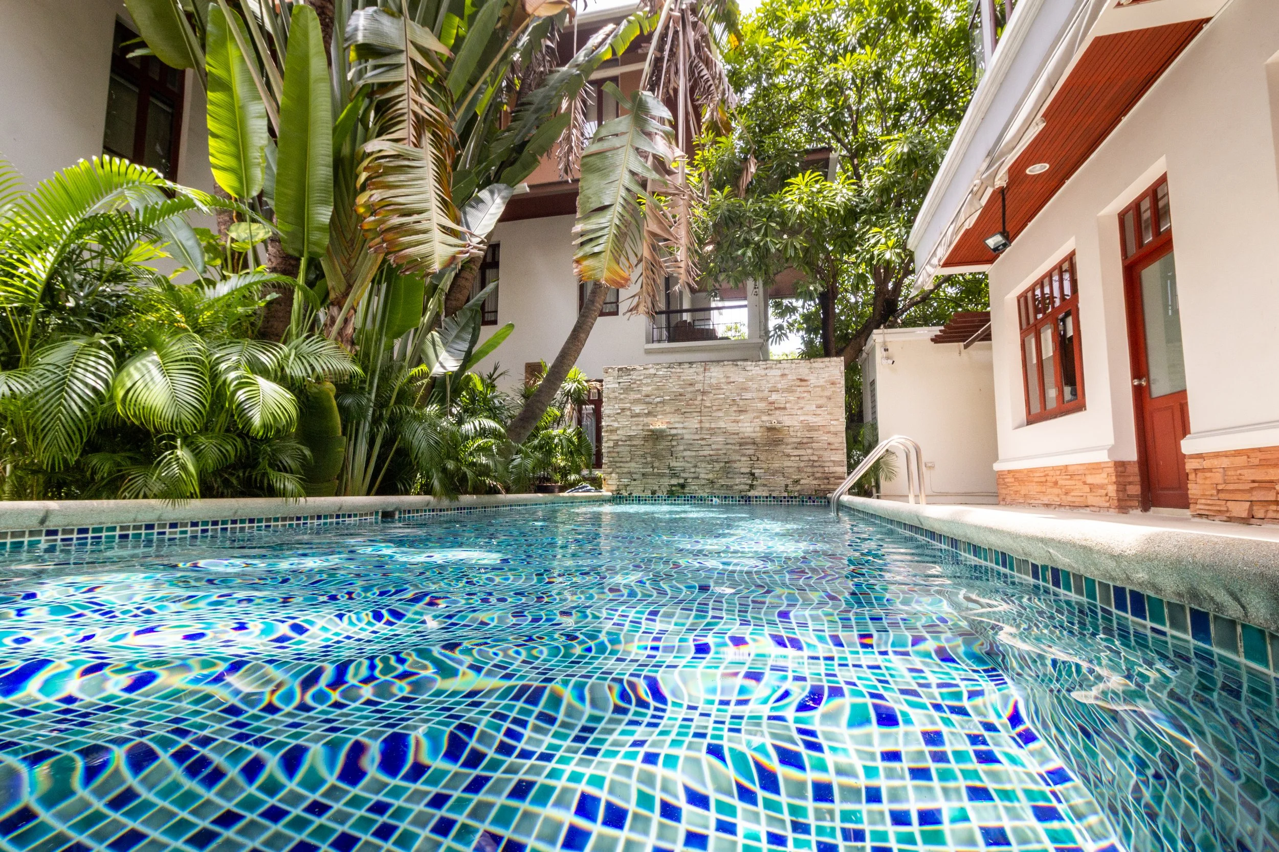Wellness retreat pool at Healthi-Life Bangkok longevity center