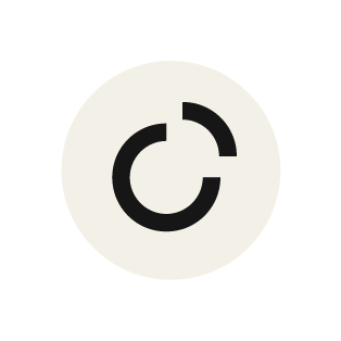 Symbole de chargement ou de mise à jour avec une flèche circulaire noire sur fond blanc