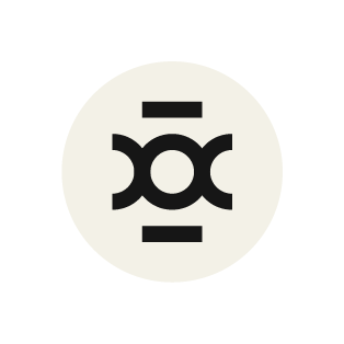 Logo circulaire avec un symbole stylisé au centre et des lignes horizontales en haut et en bas, en noir et blanc.