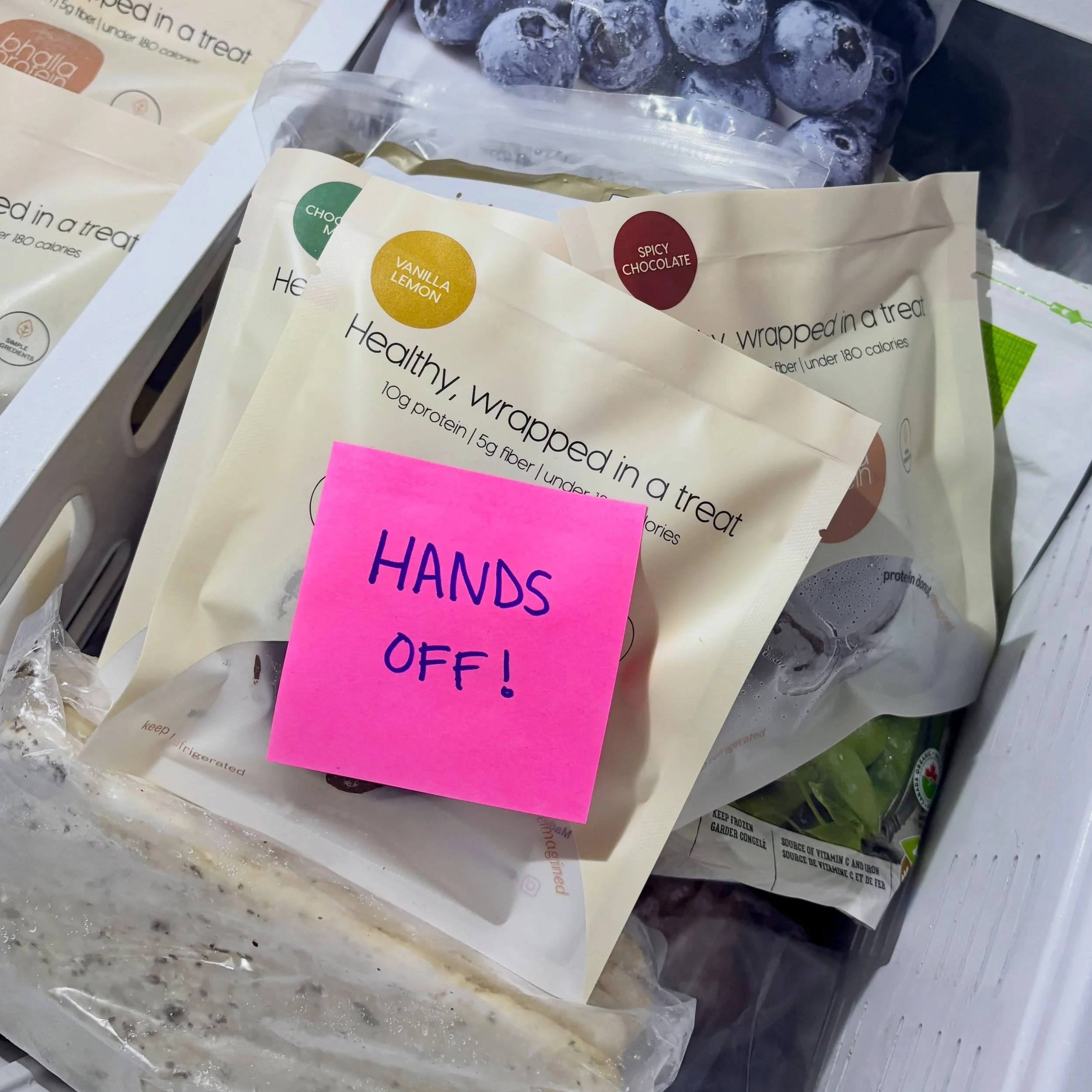 Some things are worth sharing.

Others get a sticky note. 😉

10g protein.
5g fiber.
Gluten-free. 

Because it&rsquo;s nice to have a better snack waiting when you need it.

#bhallaprotein #proteindonuts #healthysnacks