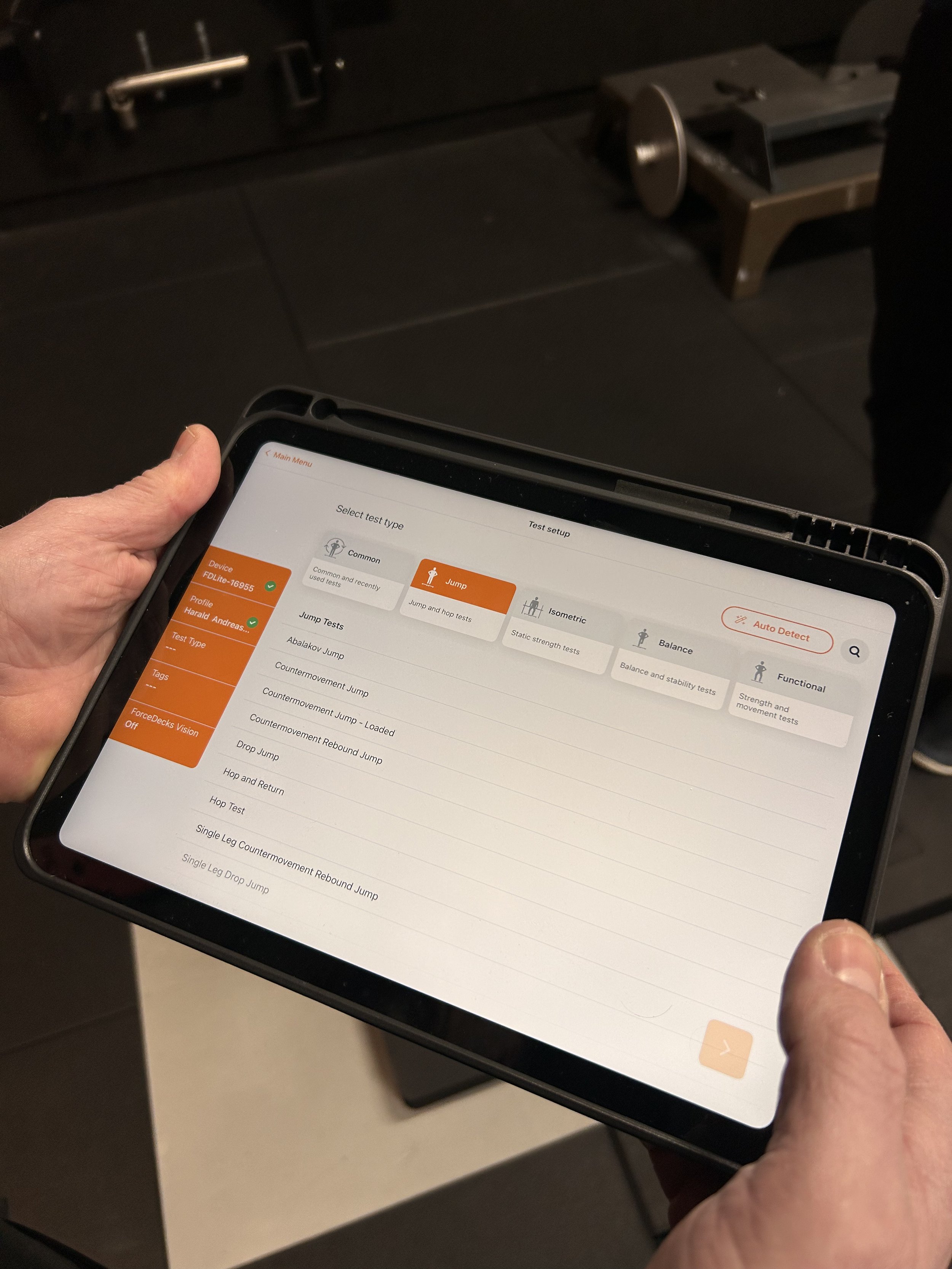 En tablet som viser et treningsprogram for hoppetester, med ulike typer hopp oppført på skjermen.