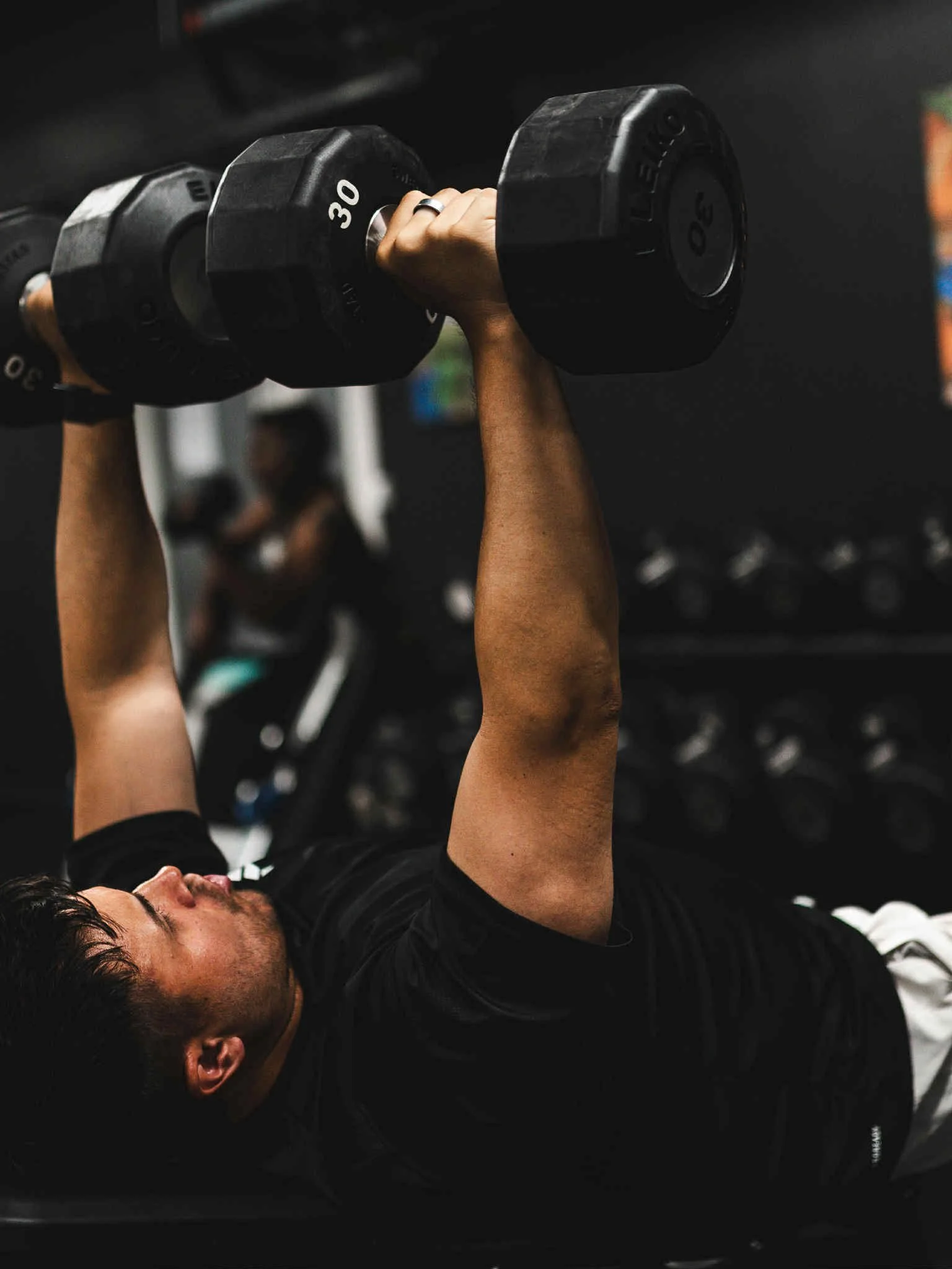 Person som trener med manualer på treningsstudio.