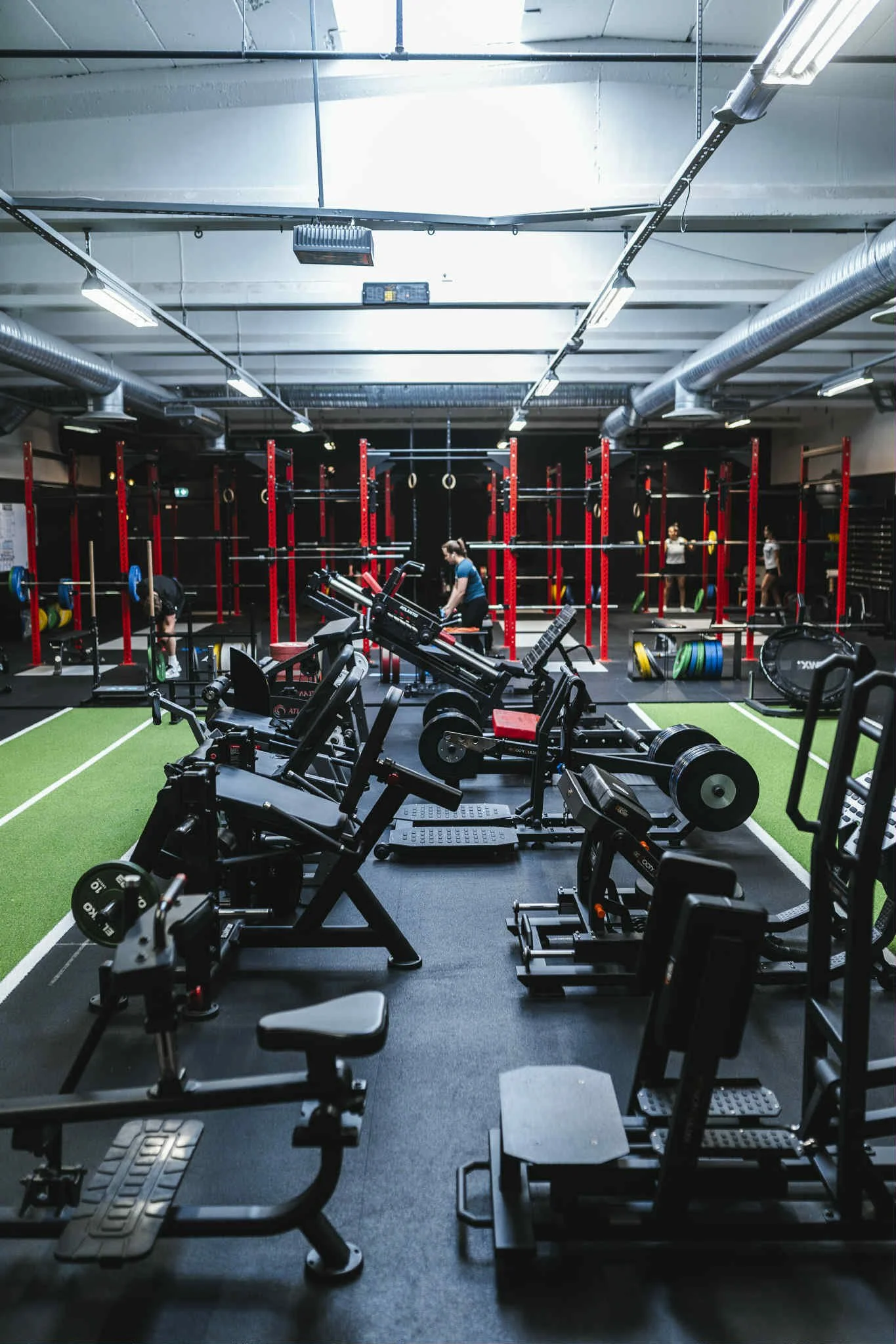 Atlantis og bootybuilder plate loaded maskiner, samt grønn løpebane