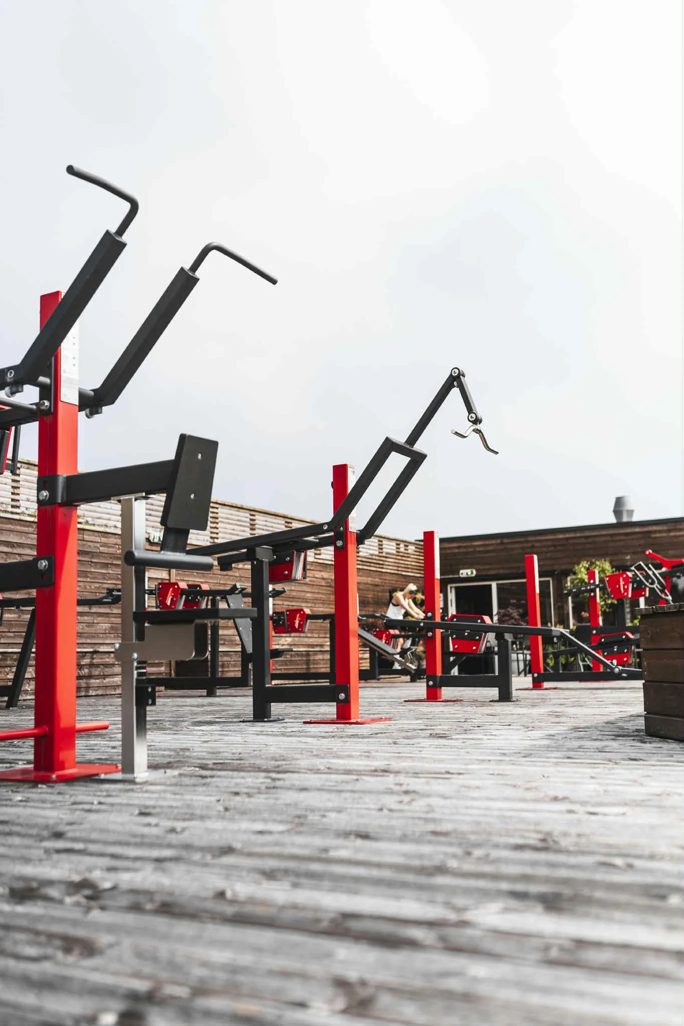 Utegym med styrkeapparater med justerbar belastning designet for ute.