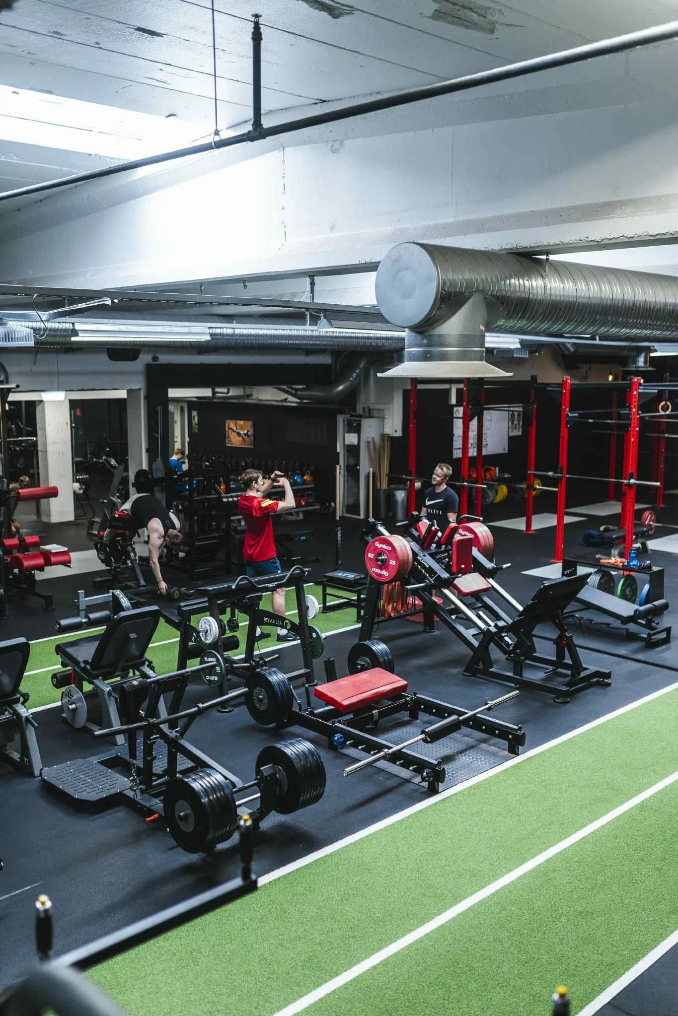 Underetasjen, med utstyr fra Atlantis Strength, Watson, Eleiko og løpebaner.