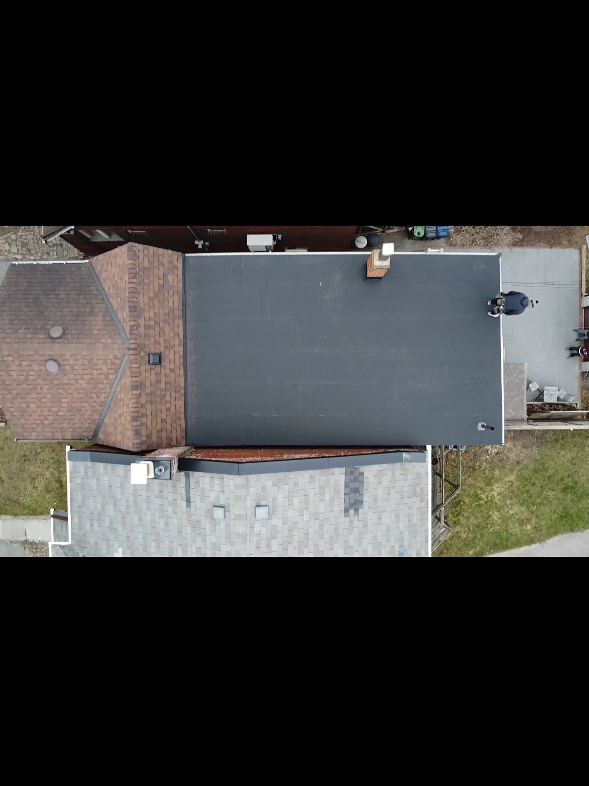 Flat Roof replacement completed recently downtown Toronto! This homeowner called as they were having a number of leaks after recently purchasing the property. Our team removed the old roofing system, repaired the rotten deck and installed a new two p