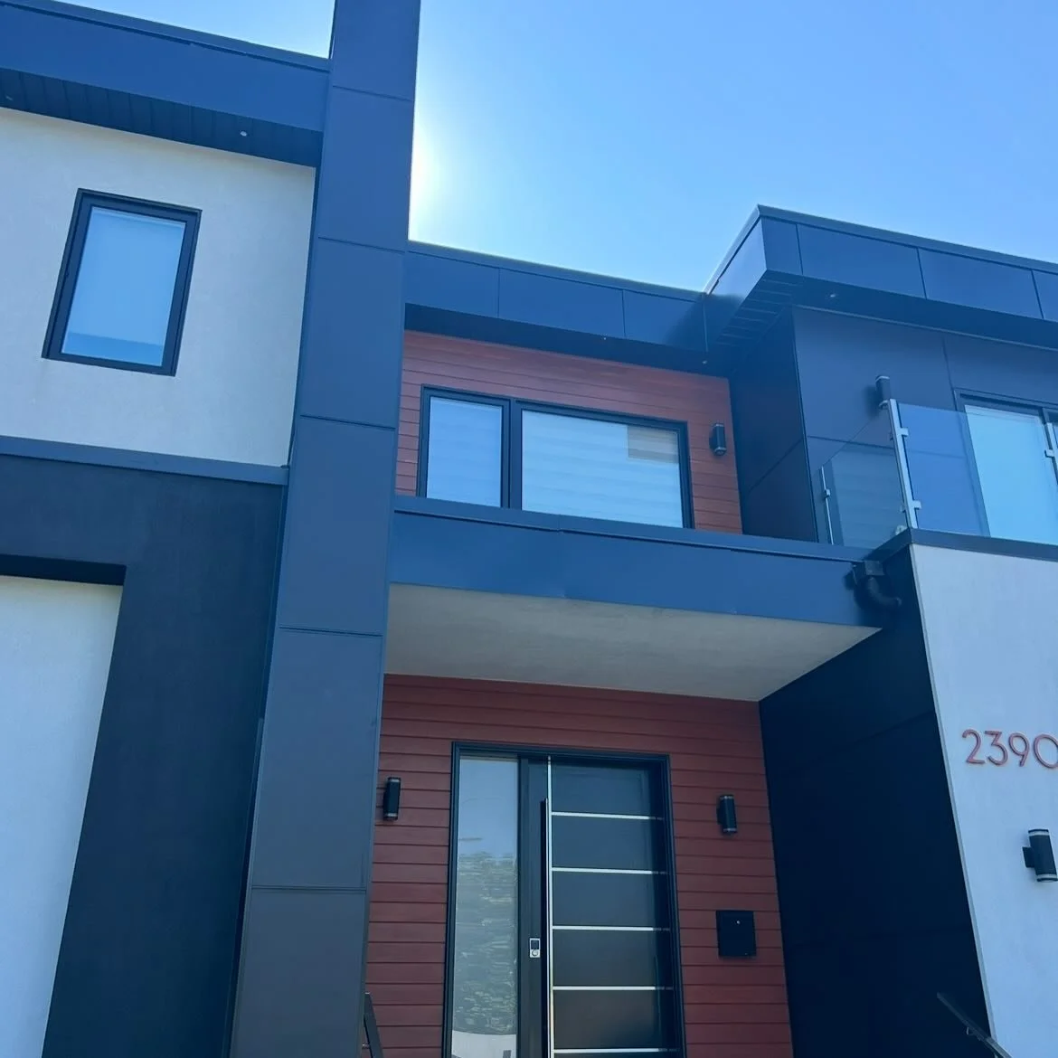 Check out this cladding project in Mississauga where the homeowner had multiple leaks and rotting walls due to improper installation by a previous contractor. On this project we carried out the following work:

☑️ 24 gauge steel flat lock panels on a