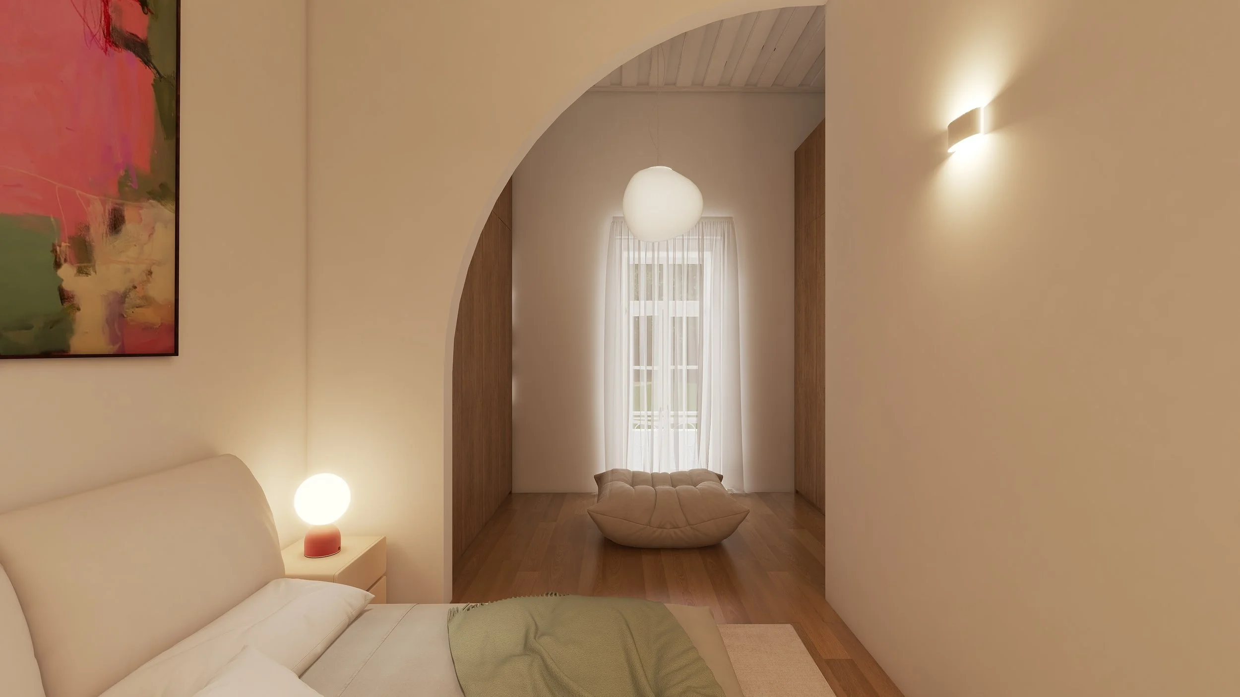 Quarto com cama de cabeceira branca, luminária de mesa acesa, parede com quadro colorido, cortinas brancas, poltrona de tecido claro, piso de madeira, parede com iluminação suave.