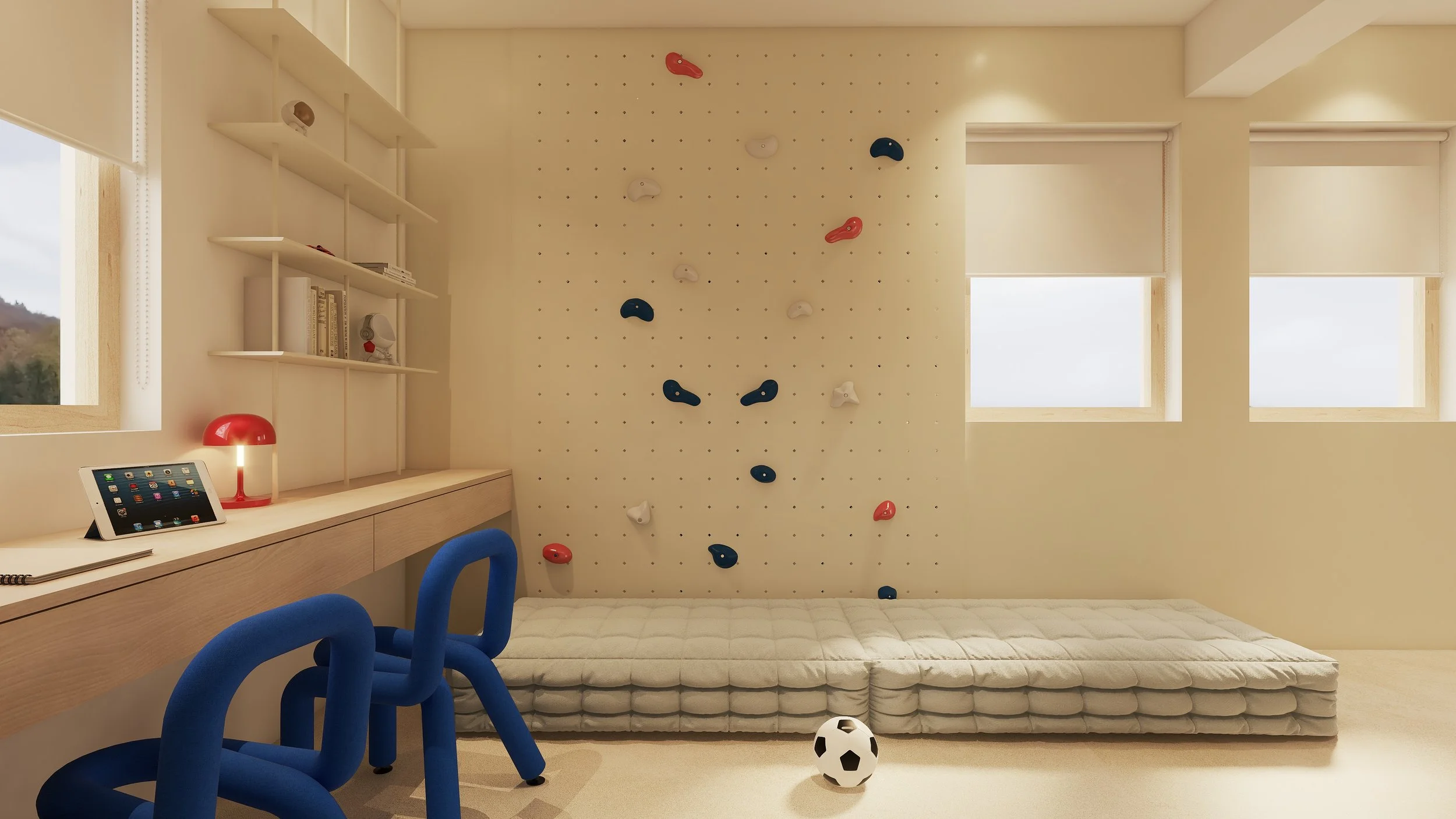 Quarto infantil com parede de escalada, cama de colchão empilhado, janela ao fundo, cadeira azul, prateleira com livros, tablet e luminária vermelha, bola de futebol no chão.