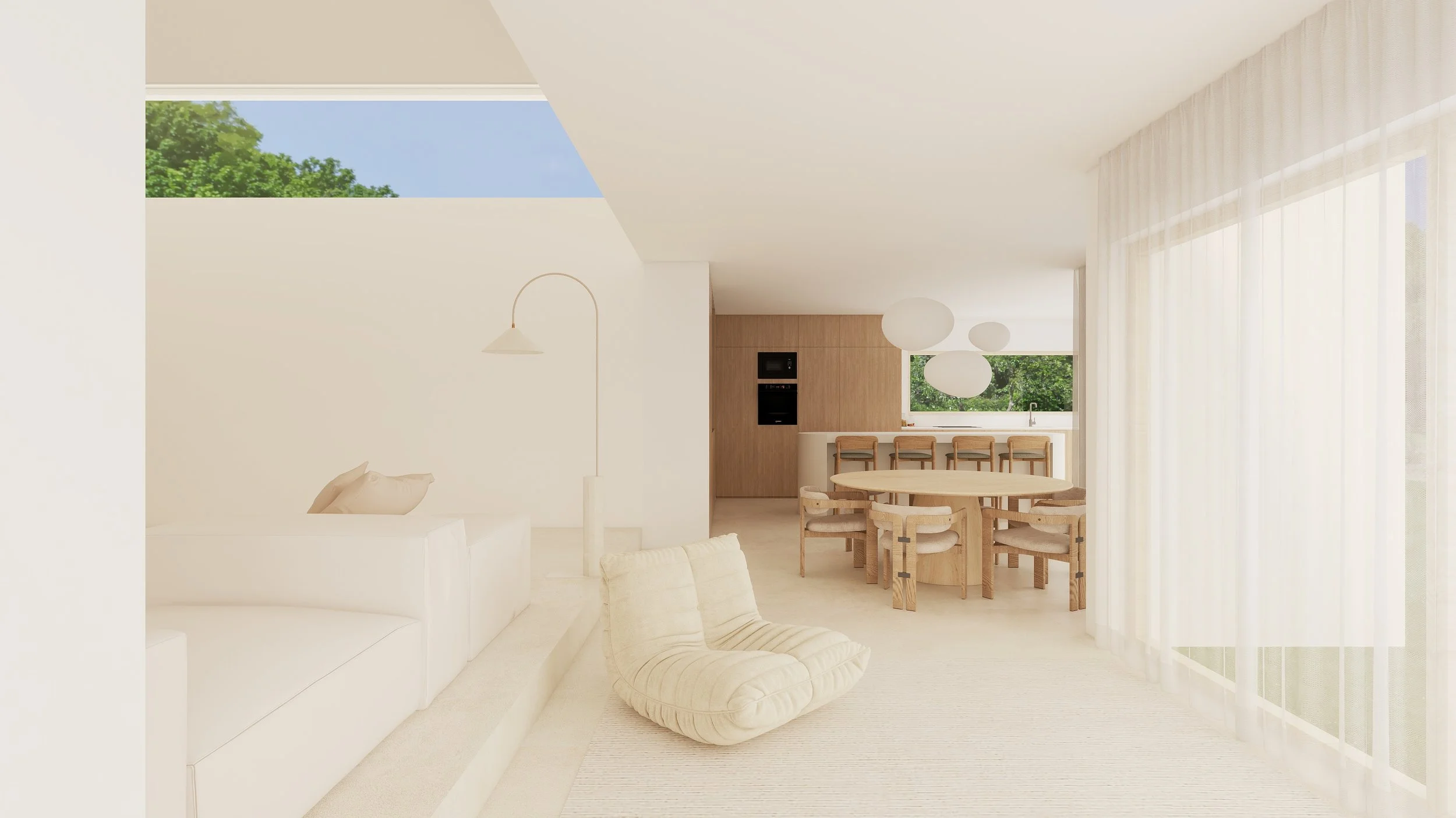 Sala de estar minimalista com móveis em tons claros, cortinas de tecido branco, iluminação suave, área de jantar com cadeiras de madeira, cozinha ao fundo com janelas amplas, teto de vidro trazendo luz natural.