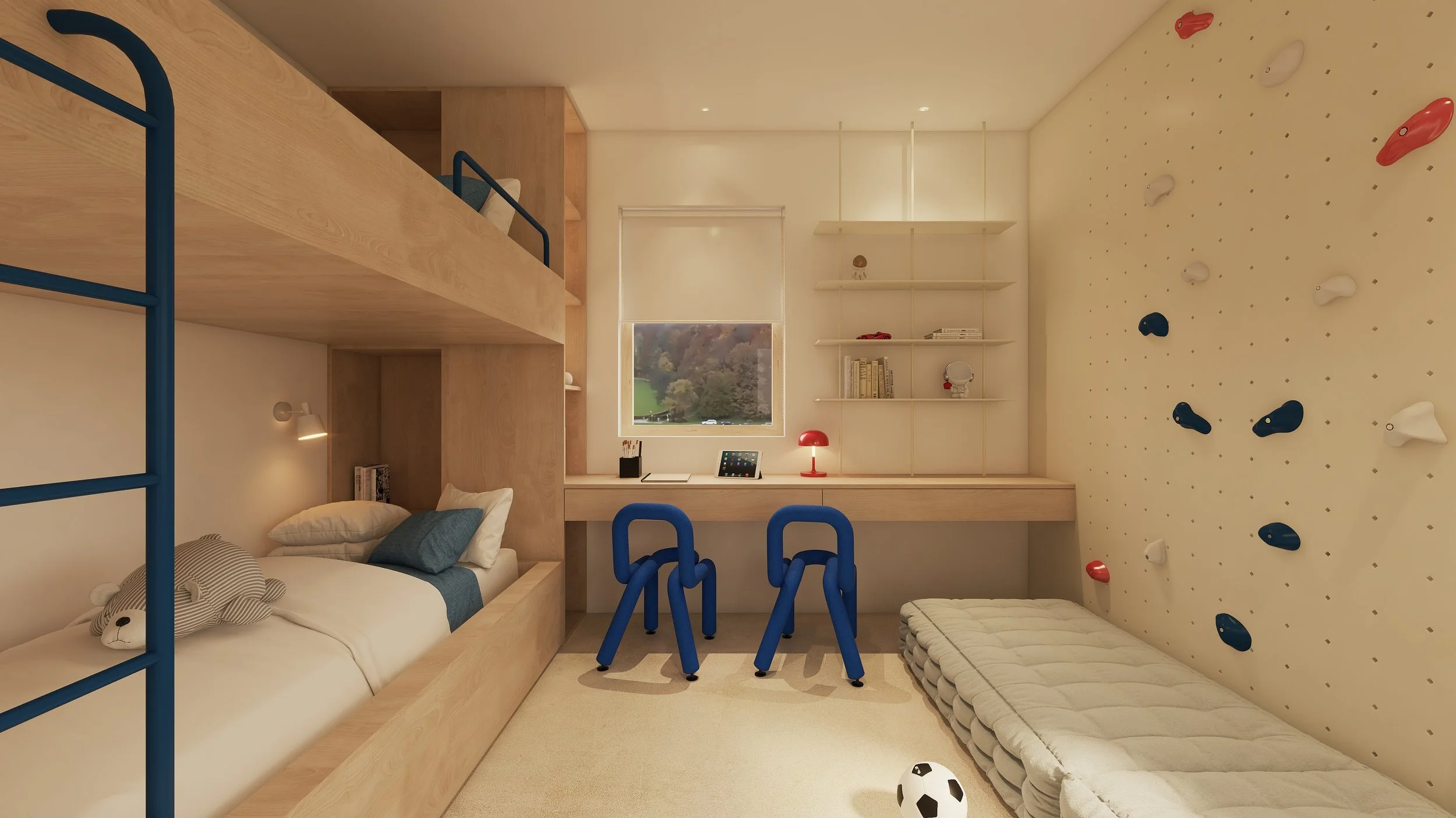 Quarto de criança moderno com cama de beliche de madeira, sofá confortável, janela com vista para áreas verdes, prateleiras, mesa de estudo com duas cadeiras azuis, luminária vermelha, parede com parede de escalada com agarras coloridas, e bola de futebol no chão.