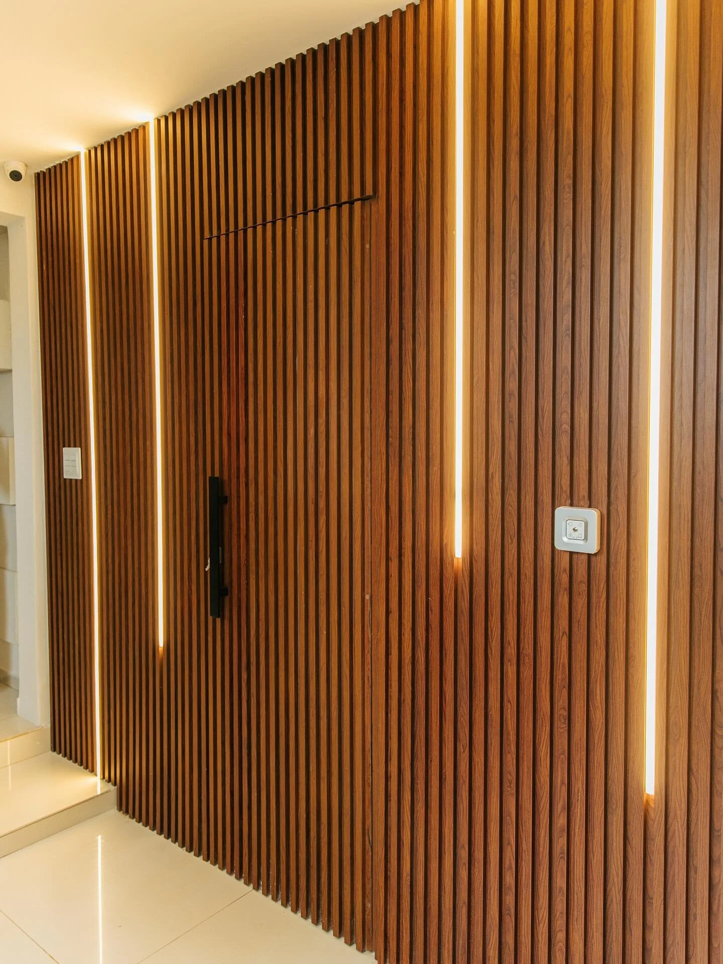 Would you believe this is aluminum? Our woodgrain sublimated slats bring the warmth of wood with none of the upkeep — perfectly paired with modern lighting for a bold, maintenance-free design.
Easy to install, lightweight, fire / water / bug /