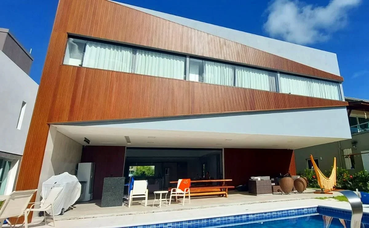 The warmth of wood. The strength of aluminum.
This isn’t timber - it’s sublimated aluminum, engineered to look like real wood without any of the upkeep.
Our slatted facades give you that rich, natural look with no warping, no fading, no