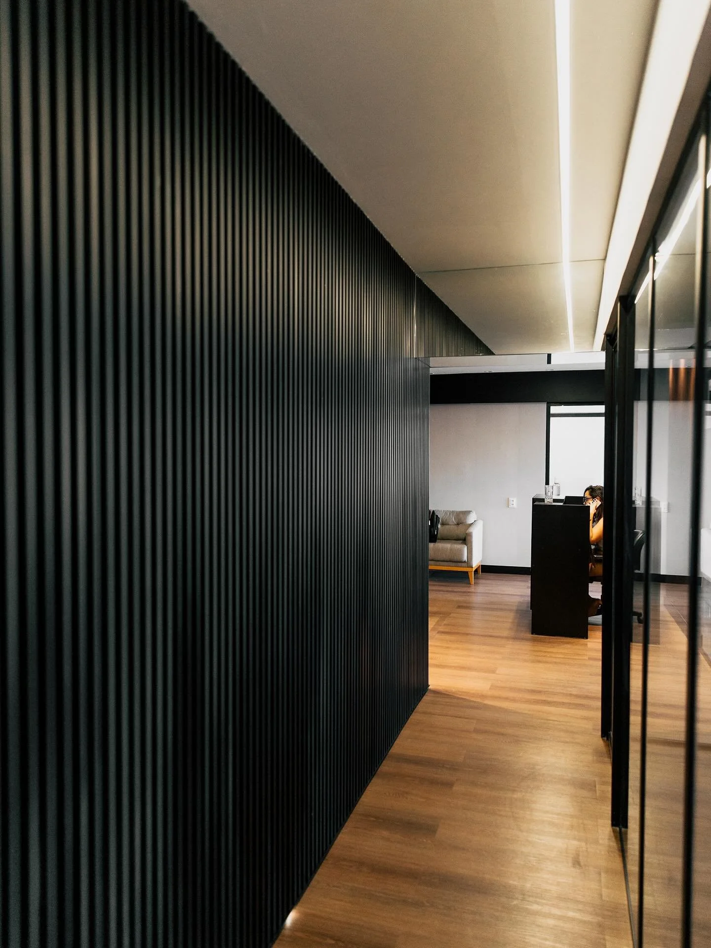 Black slats. Clean. Elegant. Timeless.
One of our favorite ways to elevate any space.
Our powder-coated aluminum profiles are fire-resistant, scratch-proof, bug-proof, and waterproof—unlike composite or wood panels.
Get the luxury look you wa