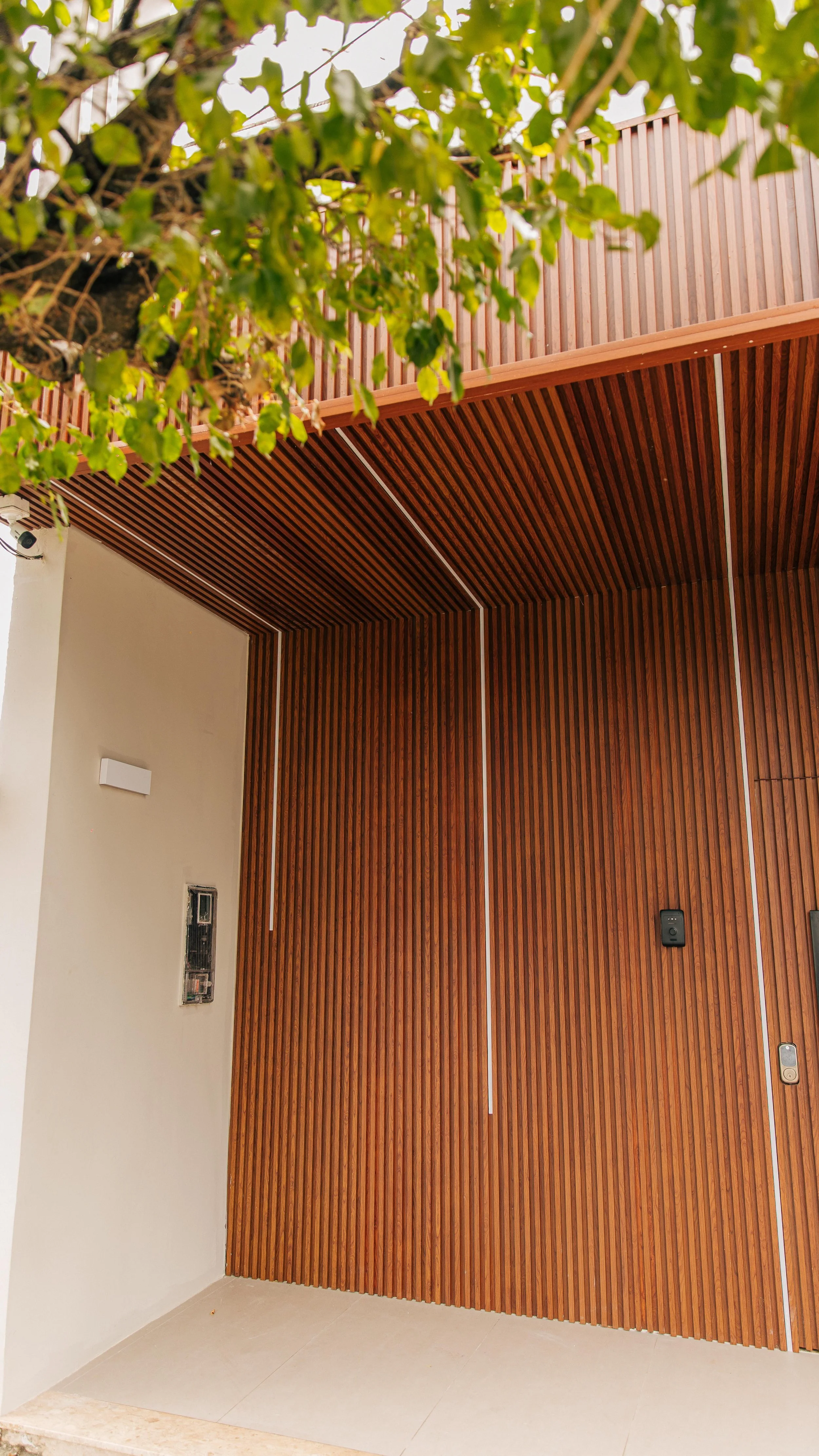 The warmth of wood, the strength of aluminum. A high-end look without the maintenance. ✨
Our expert team is available to install our slatted wood aluminum cladding on any load bearing surface! We offer free quotes, if you are interested feel free to