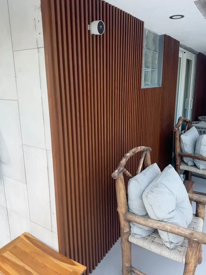 This is the backyard that actually matches the life you moved here for. 🌴

Salty air, a sparkling pool, and not a single thing on your maintenance list. 

Our mahogany composite slats bring the warmth of real wood to this coastal retreat &mdash; bui