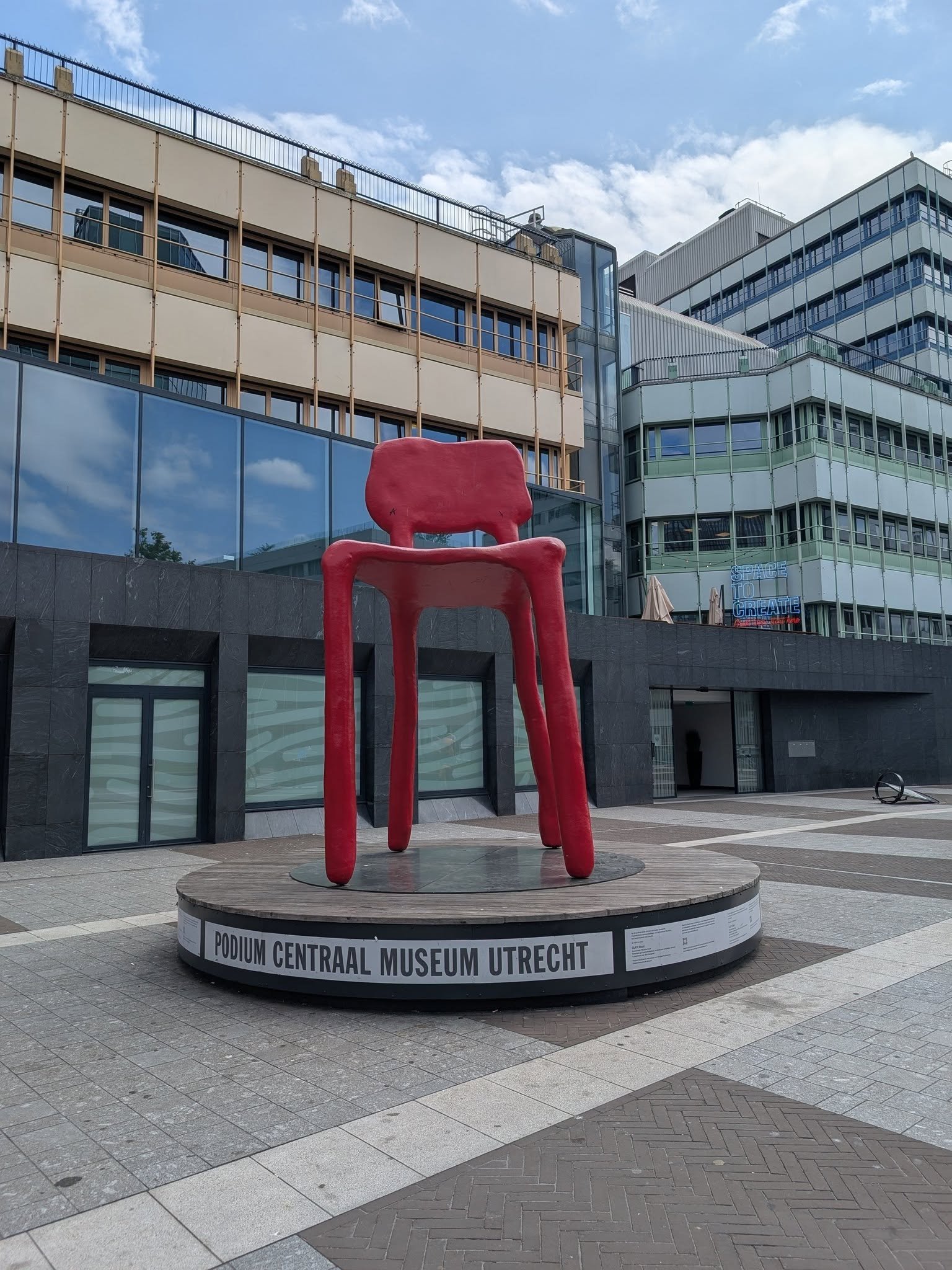 Hey Gary Thornton we are in Utrecht, NL and saw the perfect big chair chair 🪑 for you! 👍🏻