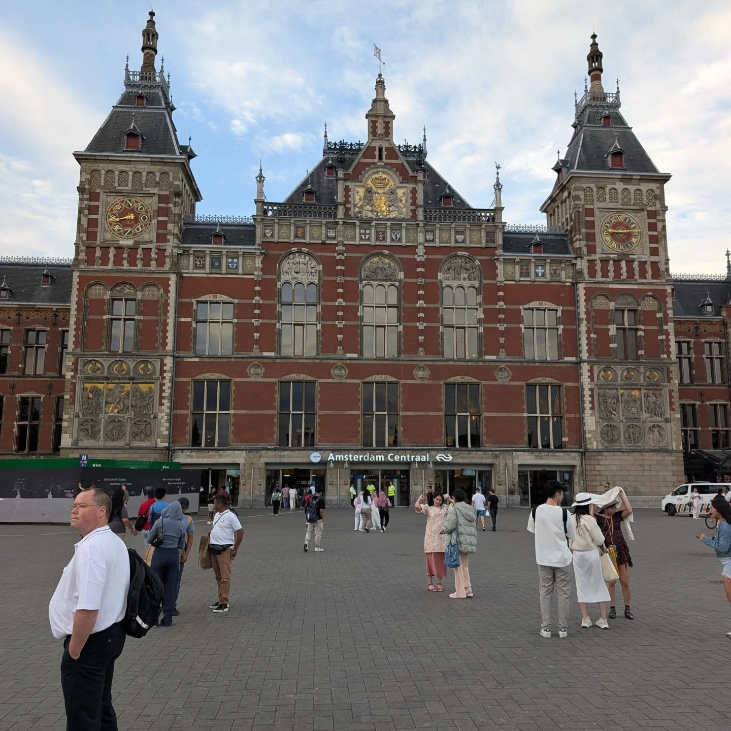 Liz @1956tbird and I were off to Hoorn, NL today to see our friends Abby and Gijs. The Central Station was easy to use. What a beautiful village Hoorn is! The architecture  was beautiful. Fun dinner and back to Amsterdam! Cheers 🎉 🚉🇳🇱