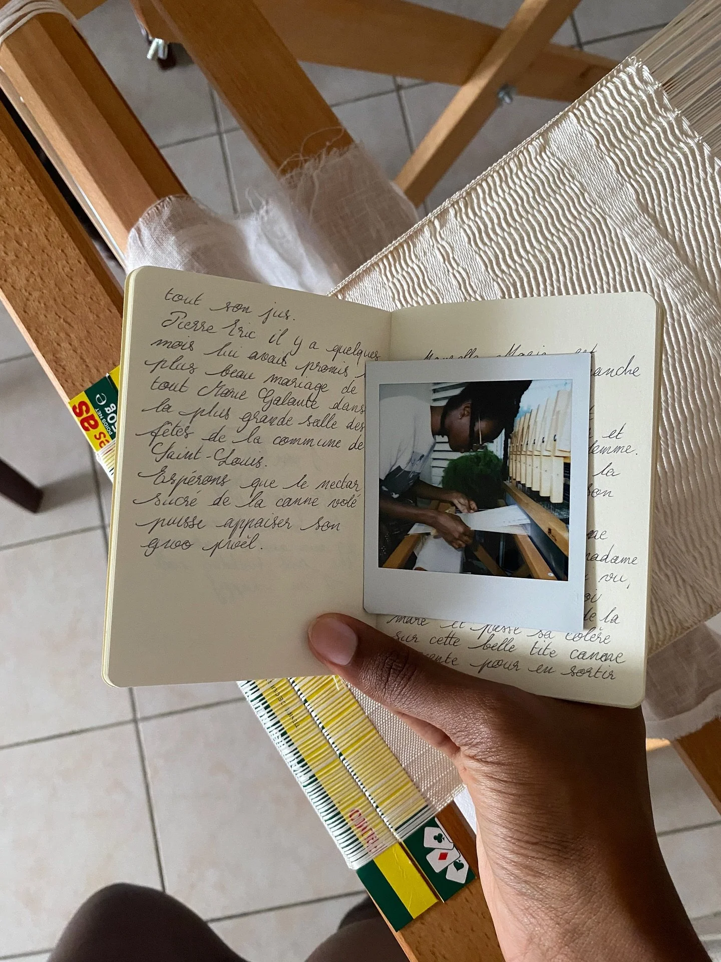 Learning, weaving, writing and arguing with the author, sorbet coco in a small calabash
Merci Laury pour la petite photo @kahlory_ 😍
Merci aux copines qui ont captur&eacute; ces autres moments de vie
❤️