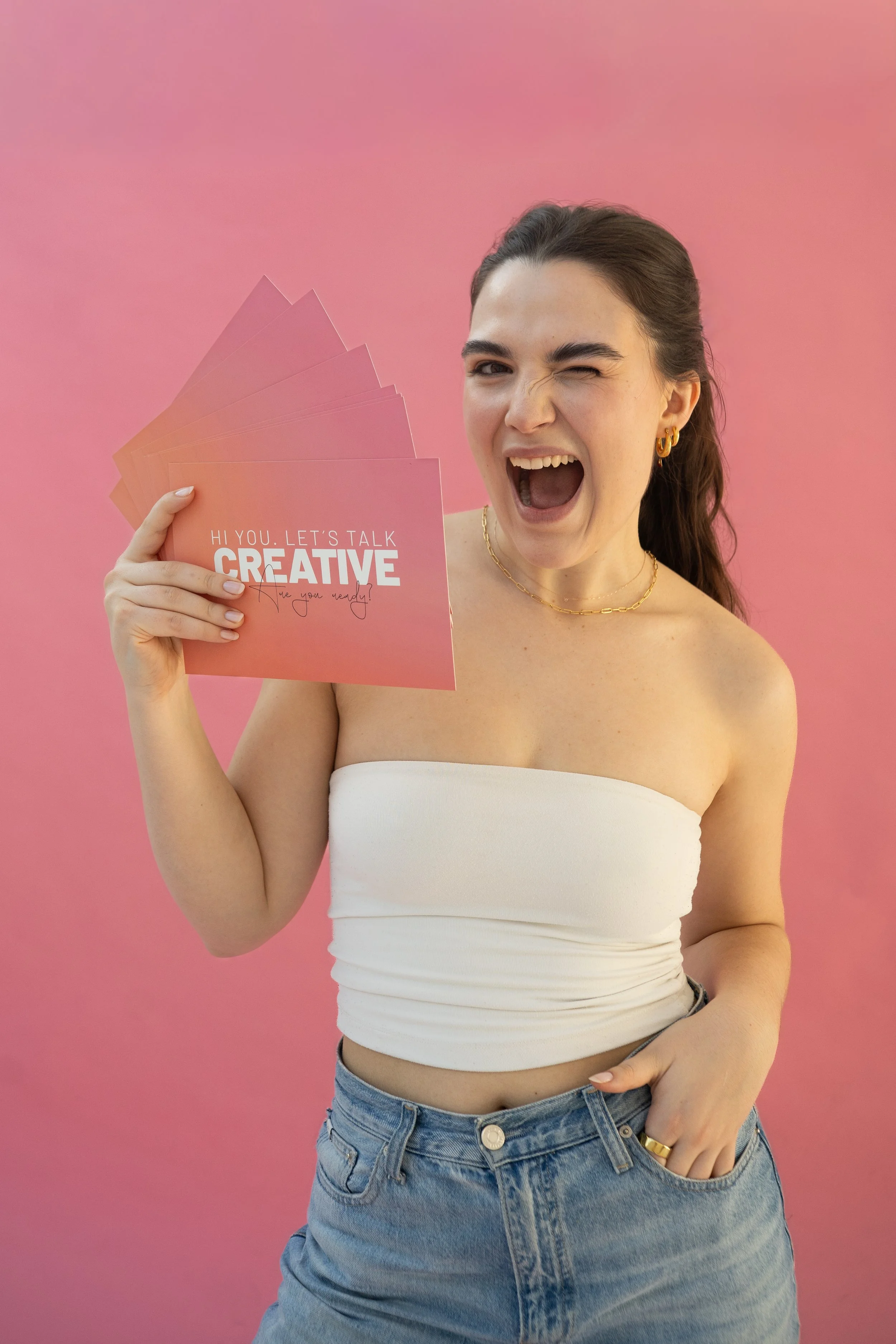 Iris Emberger steht mit Moderationskarten in der Hand und bereitet sich als Podcasthost auf eine Aufnahme von creatives who talk vor.