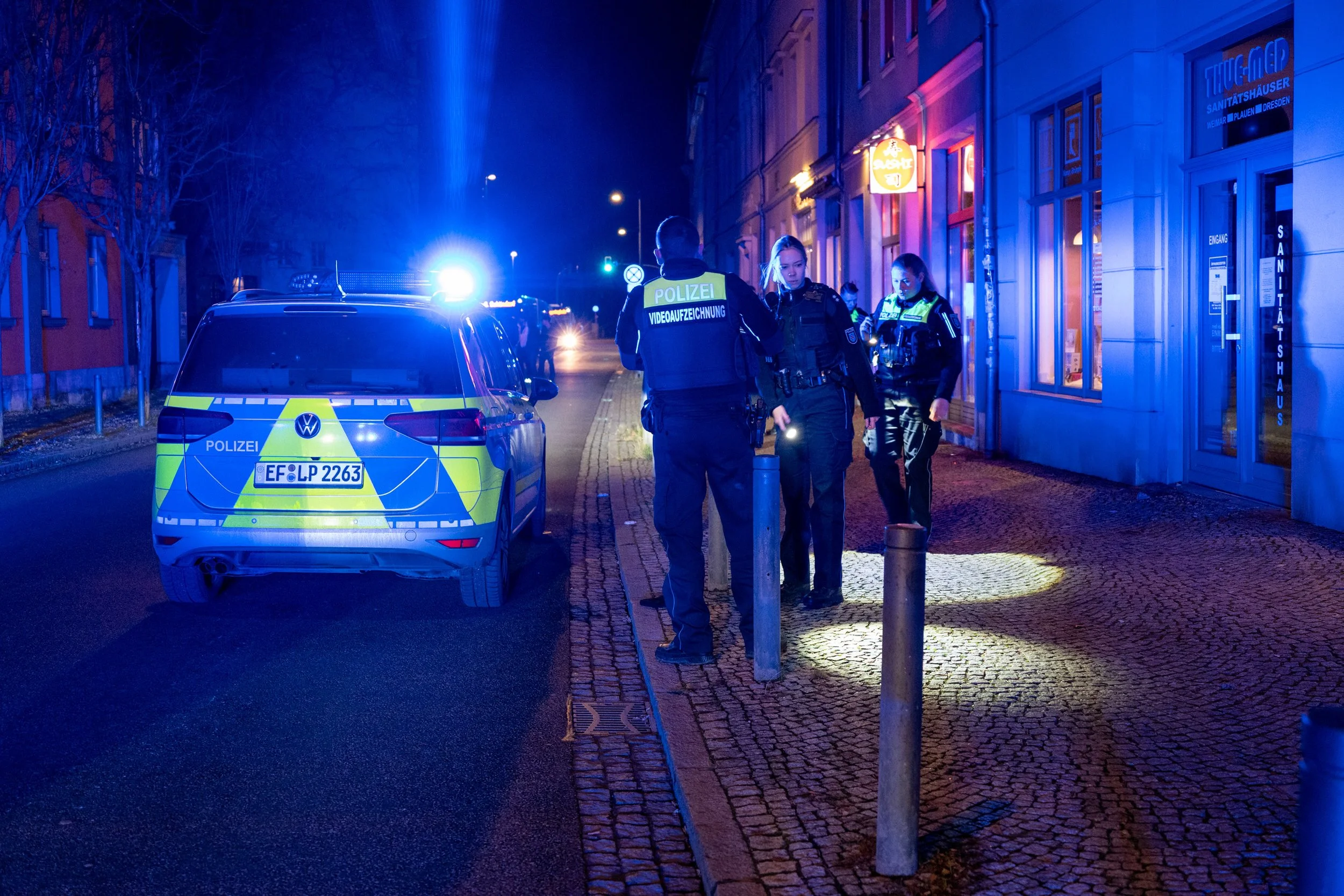 Mann bedroht anderen Mann mit Messer auf Weihnachtsmarkt in Weimar - Polizei setzt Pfefferspray