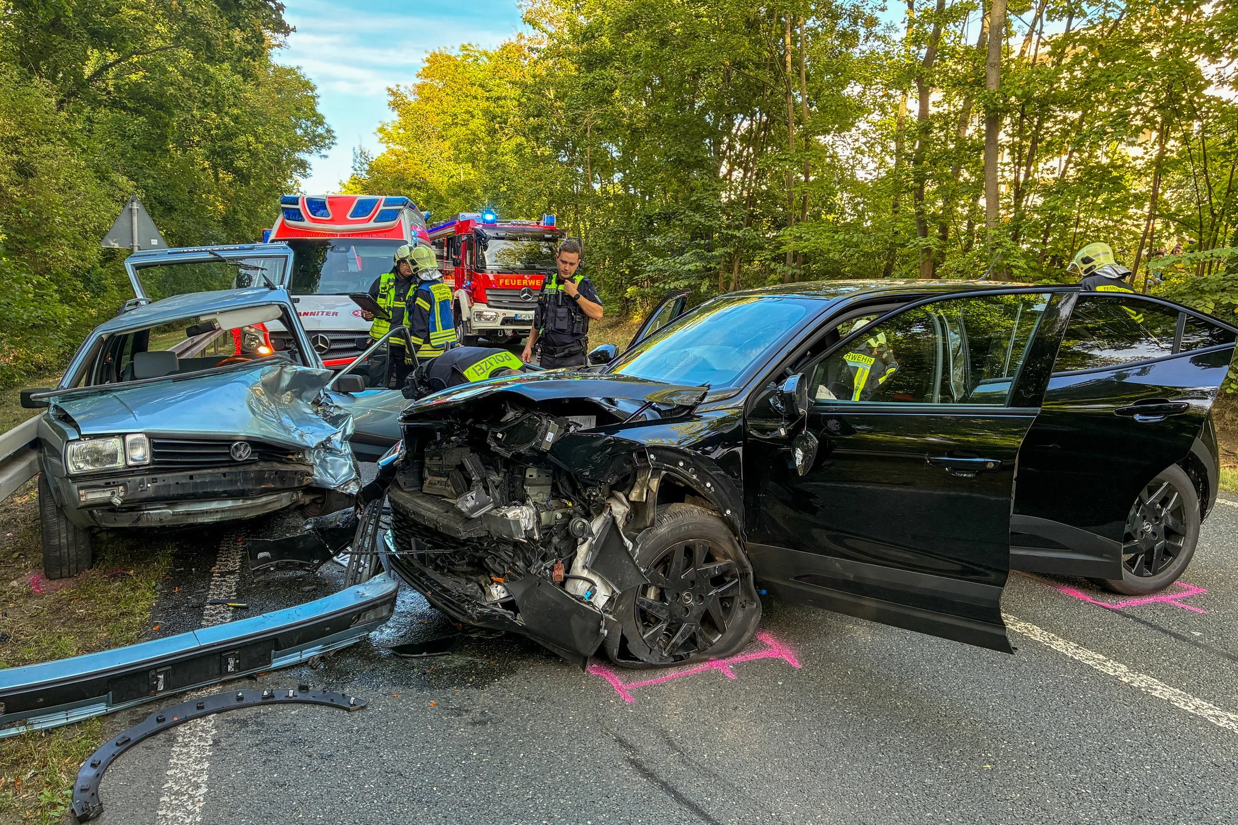 Drei Pkw verunfallen in Weimar, Frau wird im Fahrzeug eingeklemmt