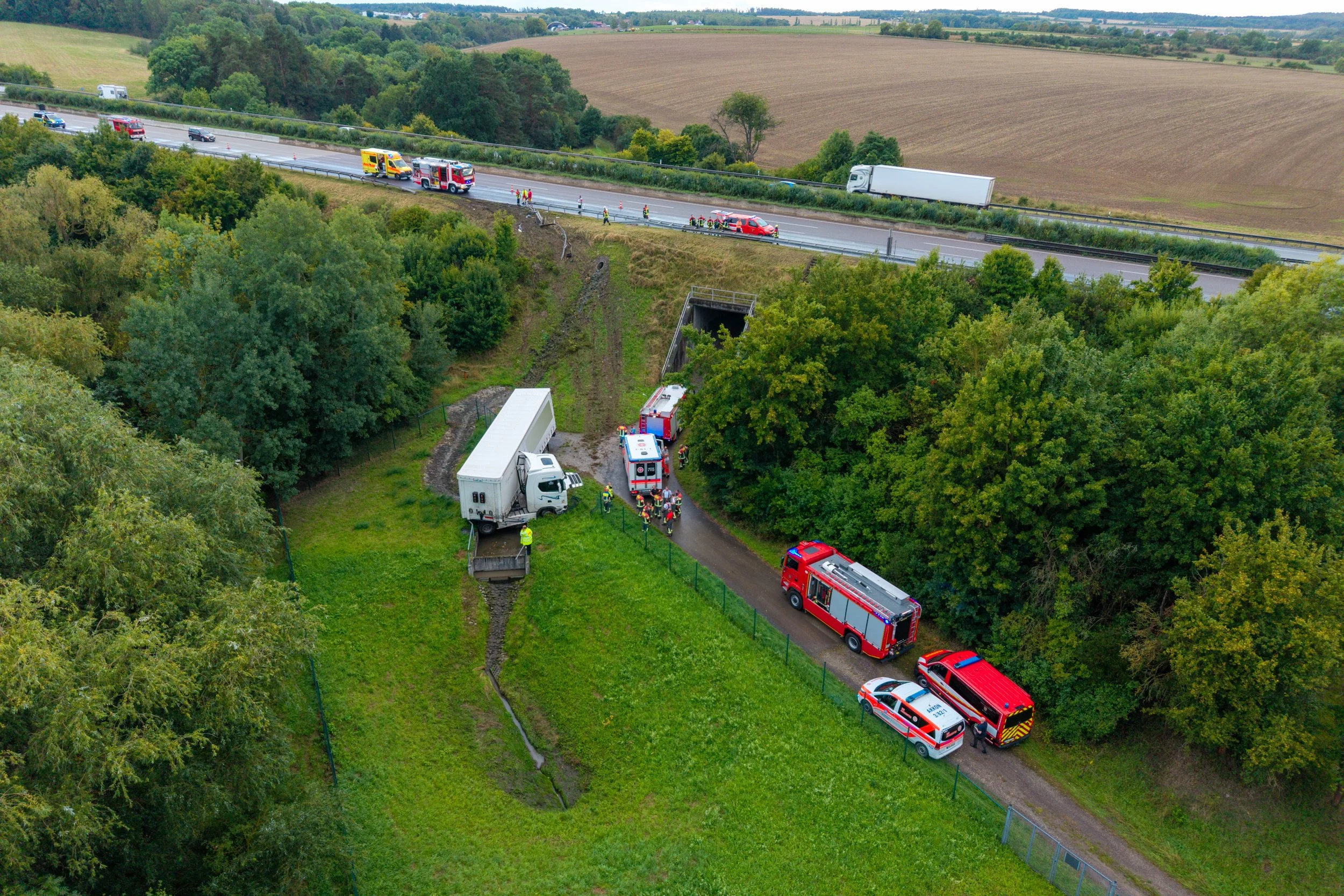 LKW kommt bei Starkregen von Fahrbahn ab und fährt 14m Böschung herunter
