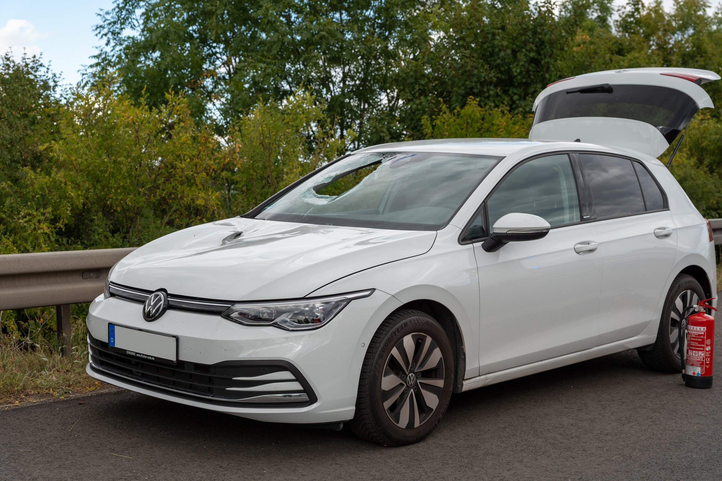 Pkw kollidiert mit Leitplanke auf A4 - Leitplanke löst sich, schleudert in den Gegenverkehr