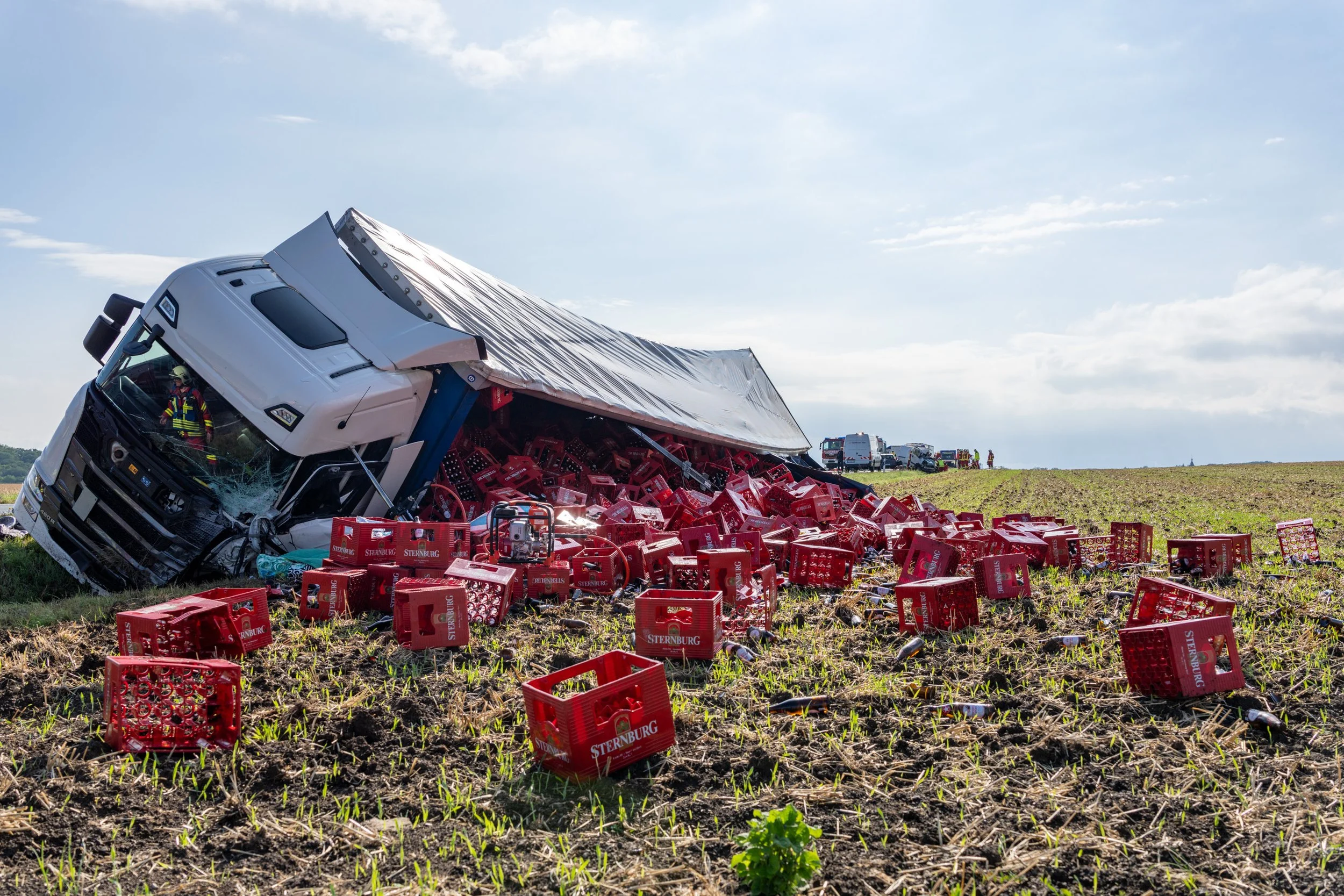 Transporter kollidiert frontal mit LKW auf B7 nahe Weimar - zwei Personen schwerst verletzt