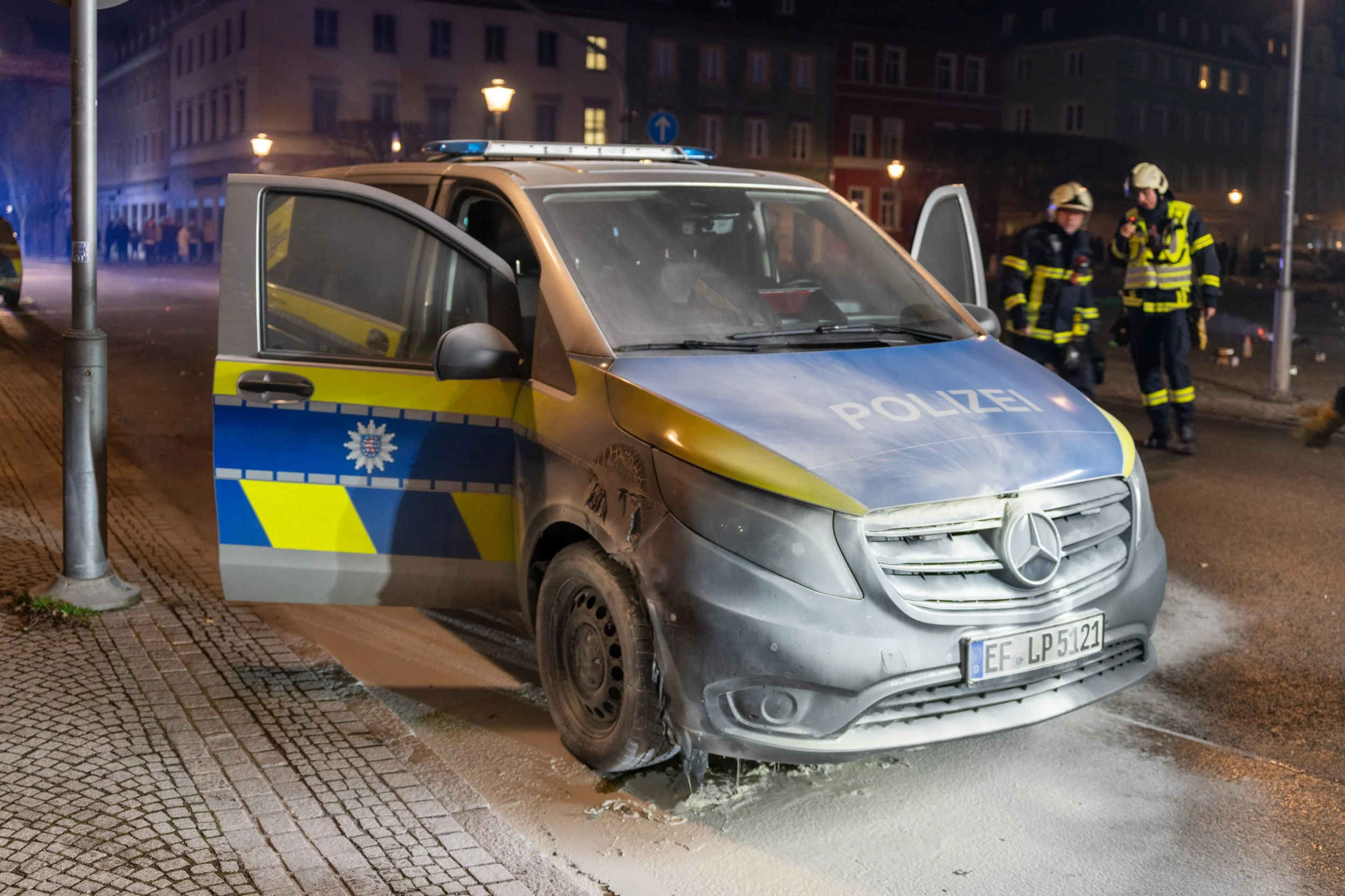Erneute Silvester Eskalation in Weimar: Pyrochaoten zünden Streifenwagen an und attackieren
