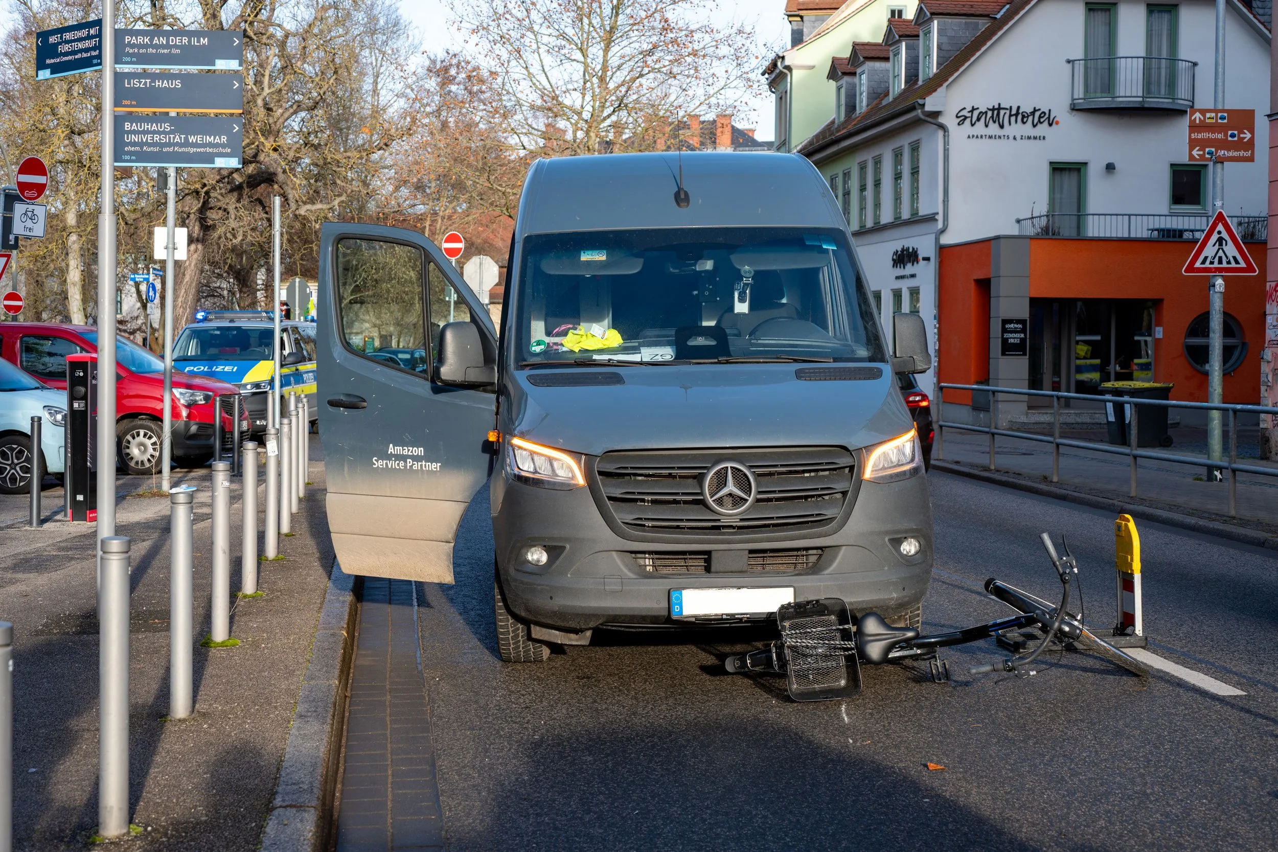 Transporter kollidiert frontal mit Fahrrad in Weimar