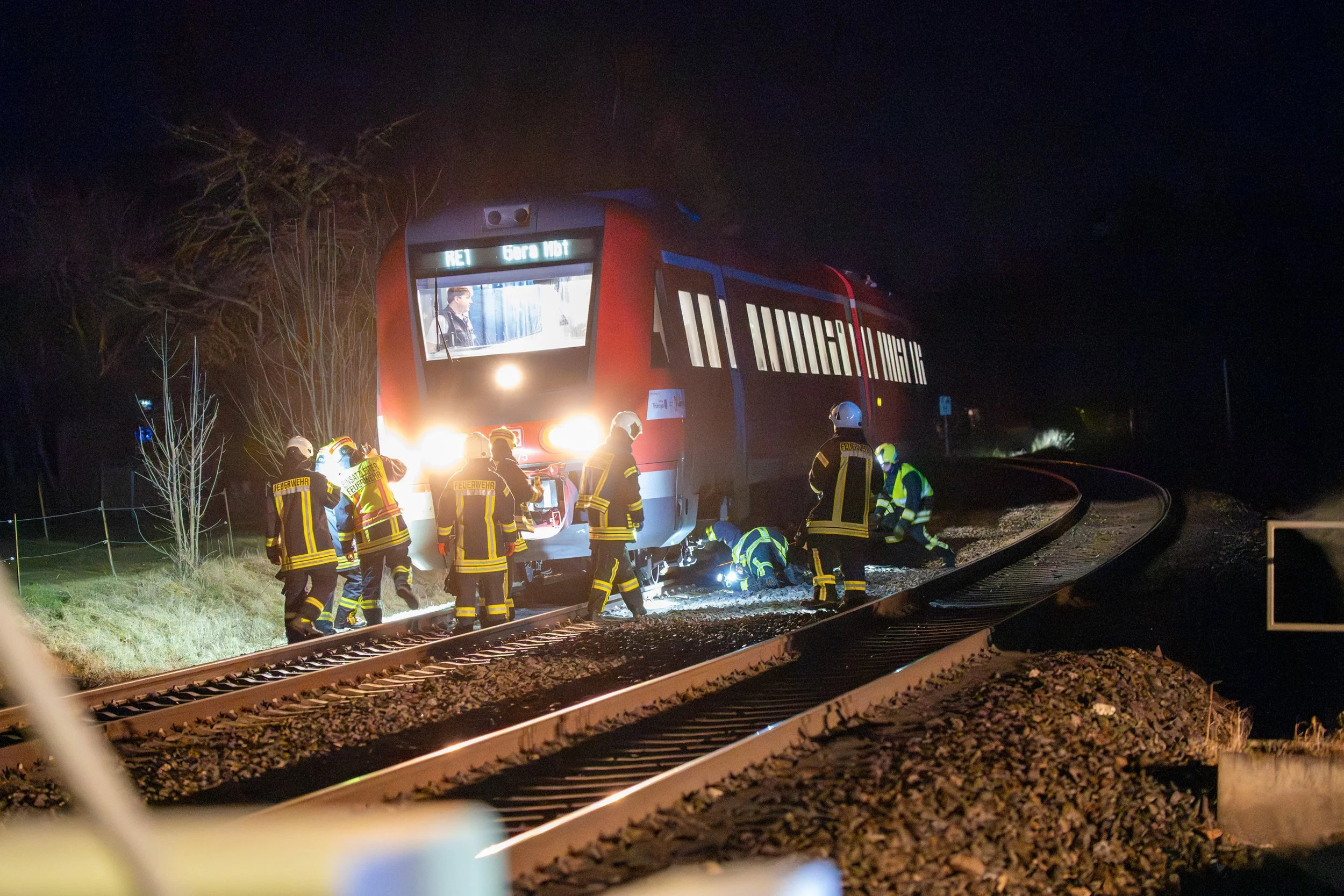 Großeinsatz von Rettungskräften am Bahnhof in Großschwabhausen 